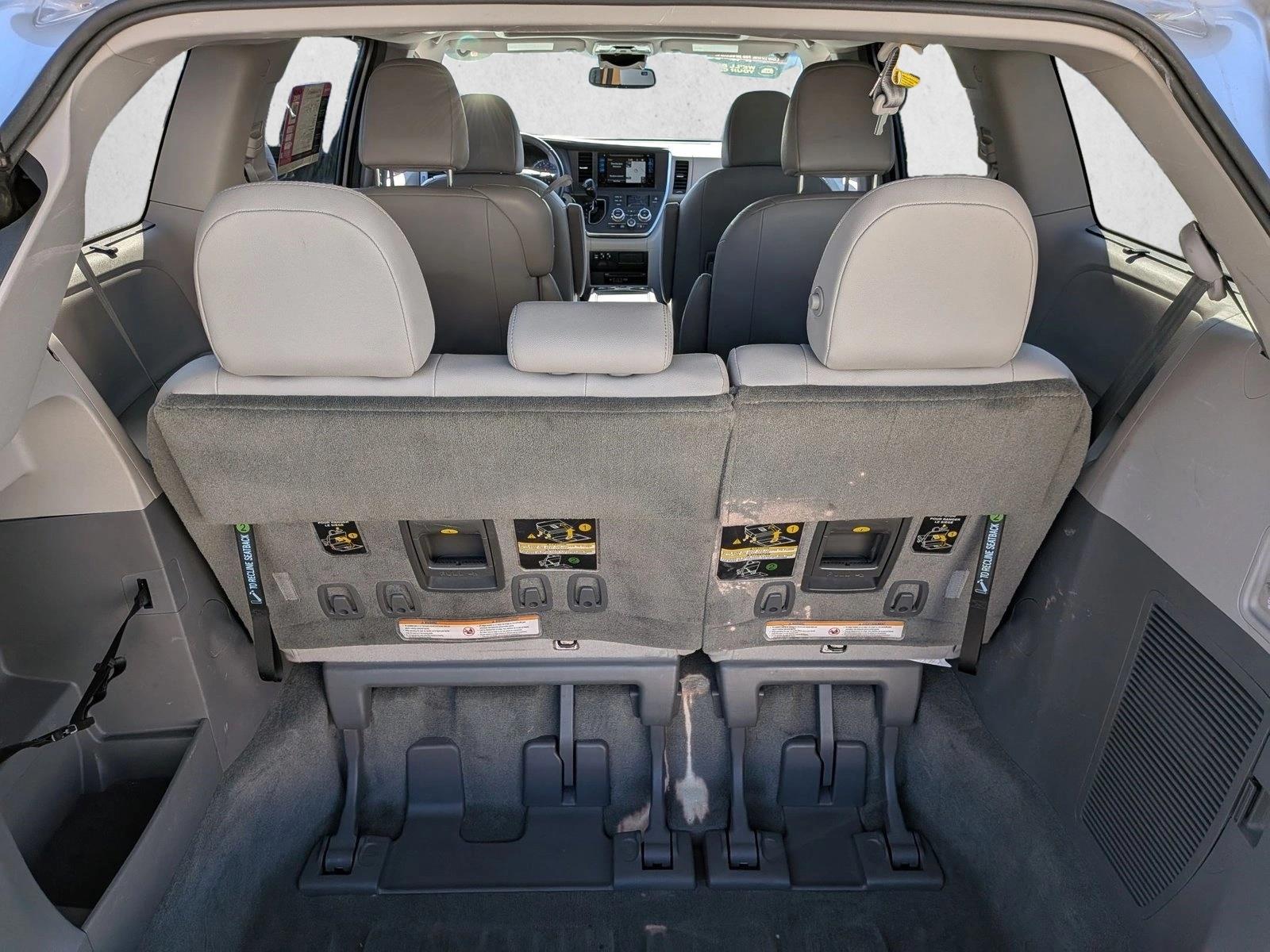 2017 Toyota Sienna XLE Premium 8 Passenger photo 5