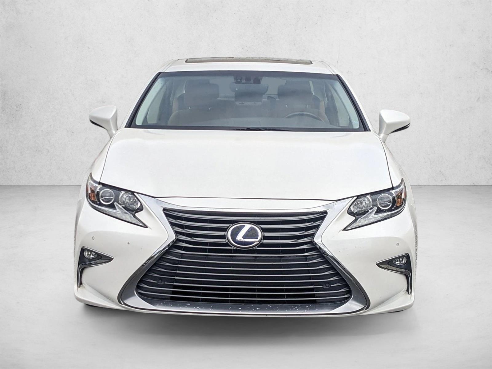 2016 Lexus ES 300h photo 2