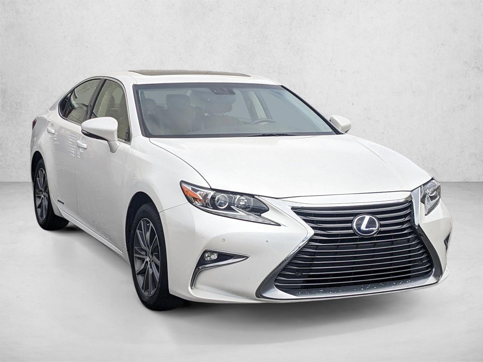 2016 Lexus ES 300h photo 3