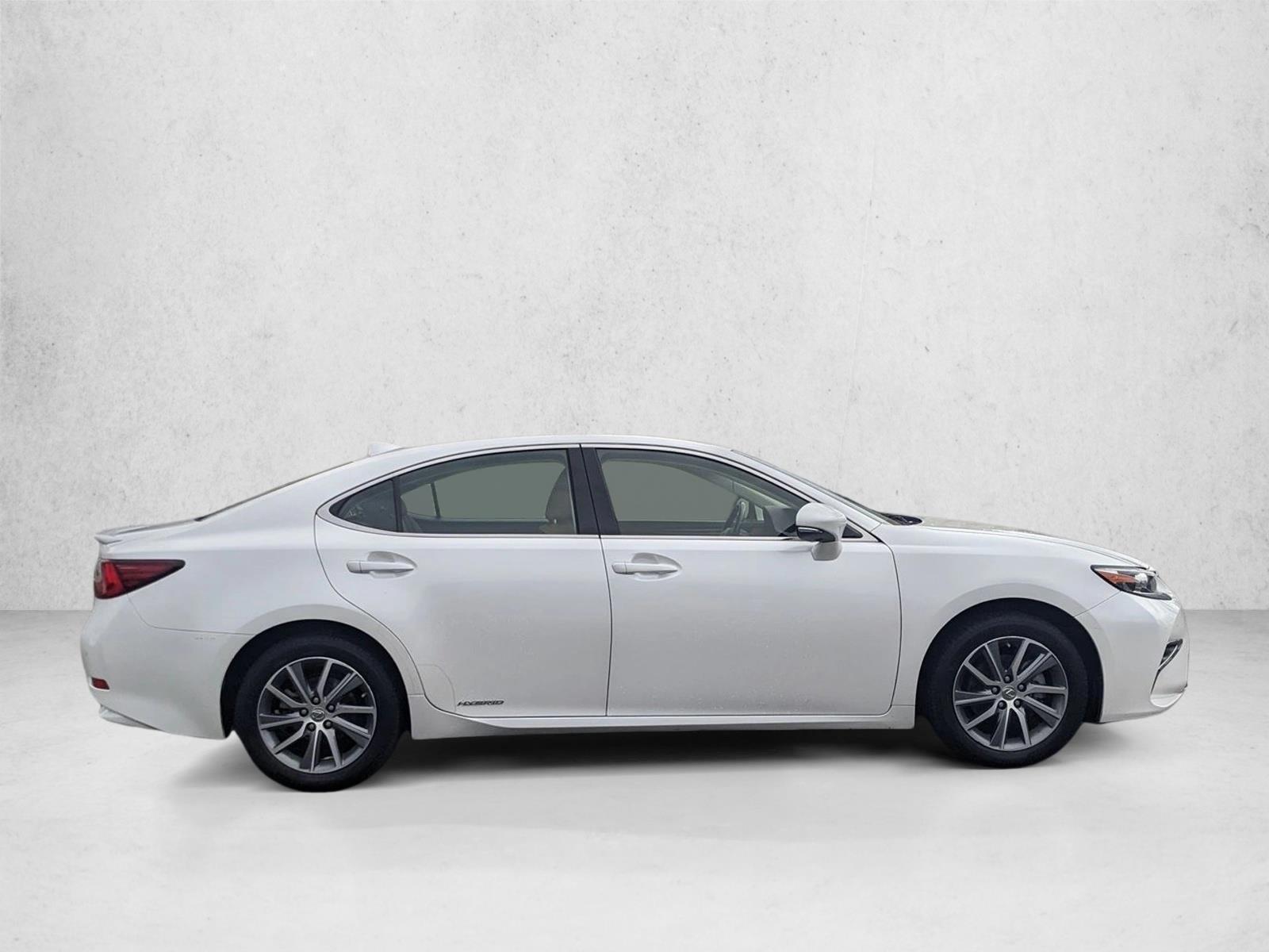 2016 Lexus ES 300h photo 4