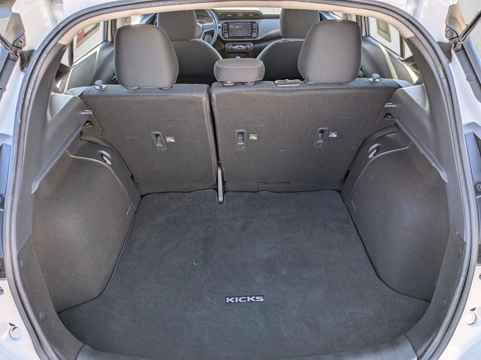 2022 Nissan Kicks SV photo 6