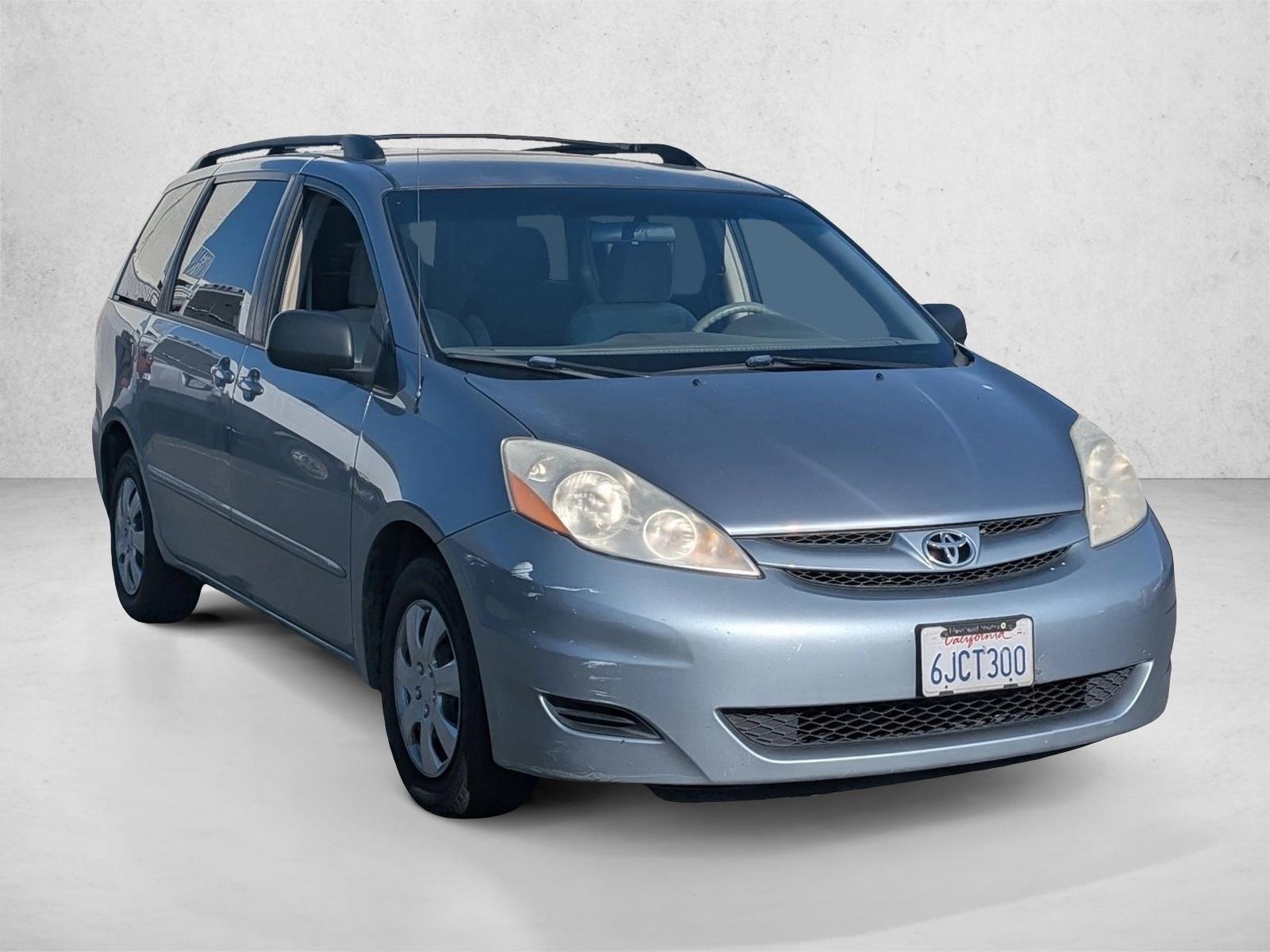 2010 Toyota Sienna LE photo 3