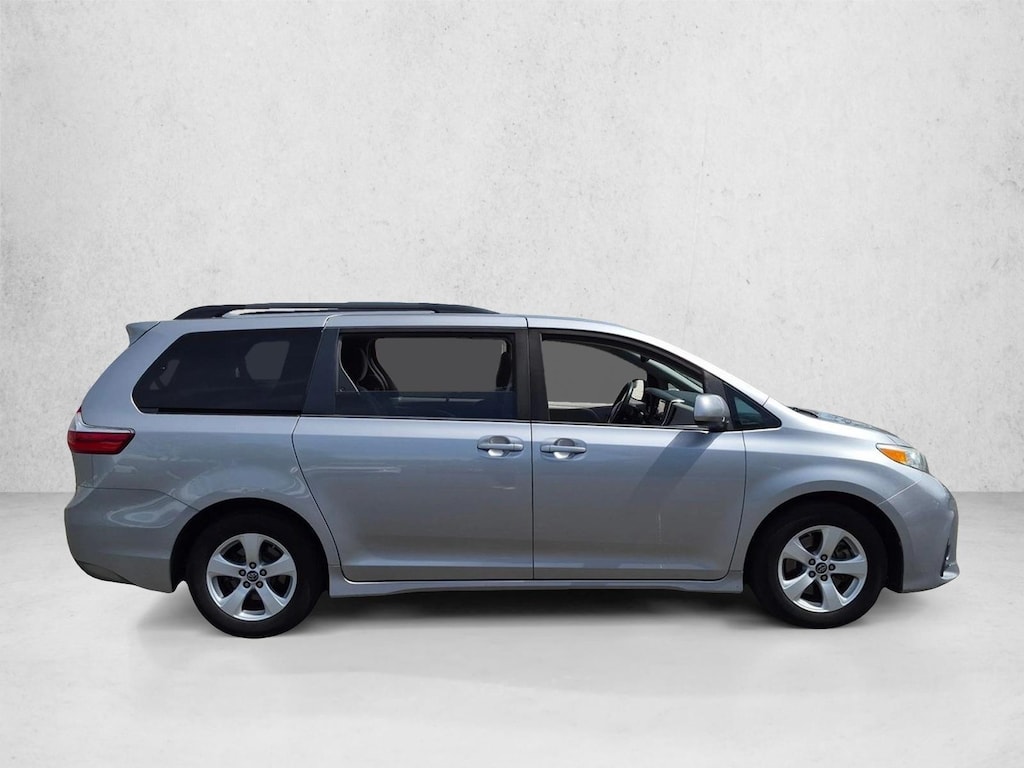 Used 2018 Toyota Sienna LE 8 Passenger Van Passenger Van