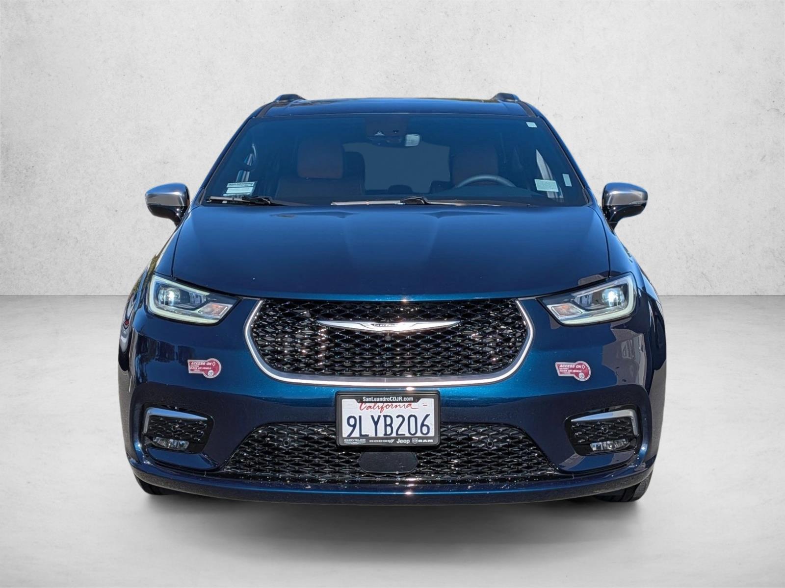 2023 Chrysler Pacifica Hybrid Pinnacle photo 2