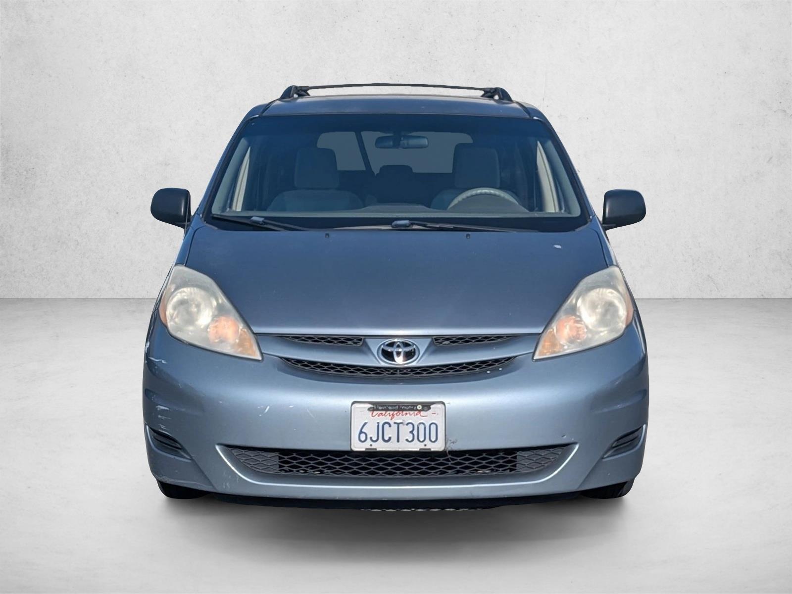 2010 Toyota Sienna LE photo 2