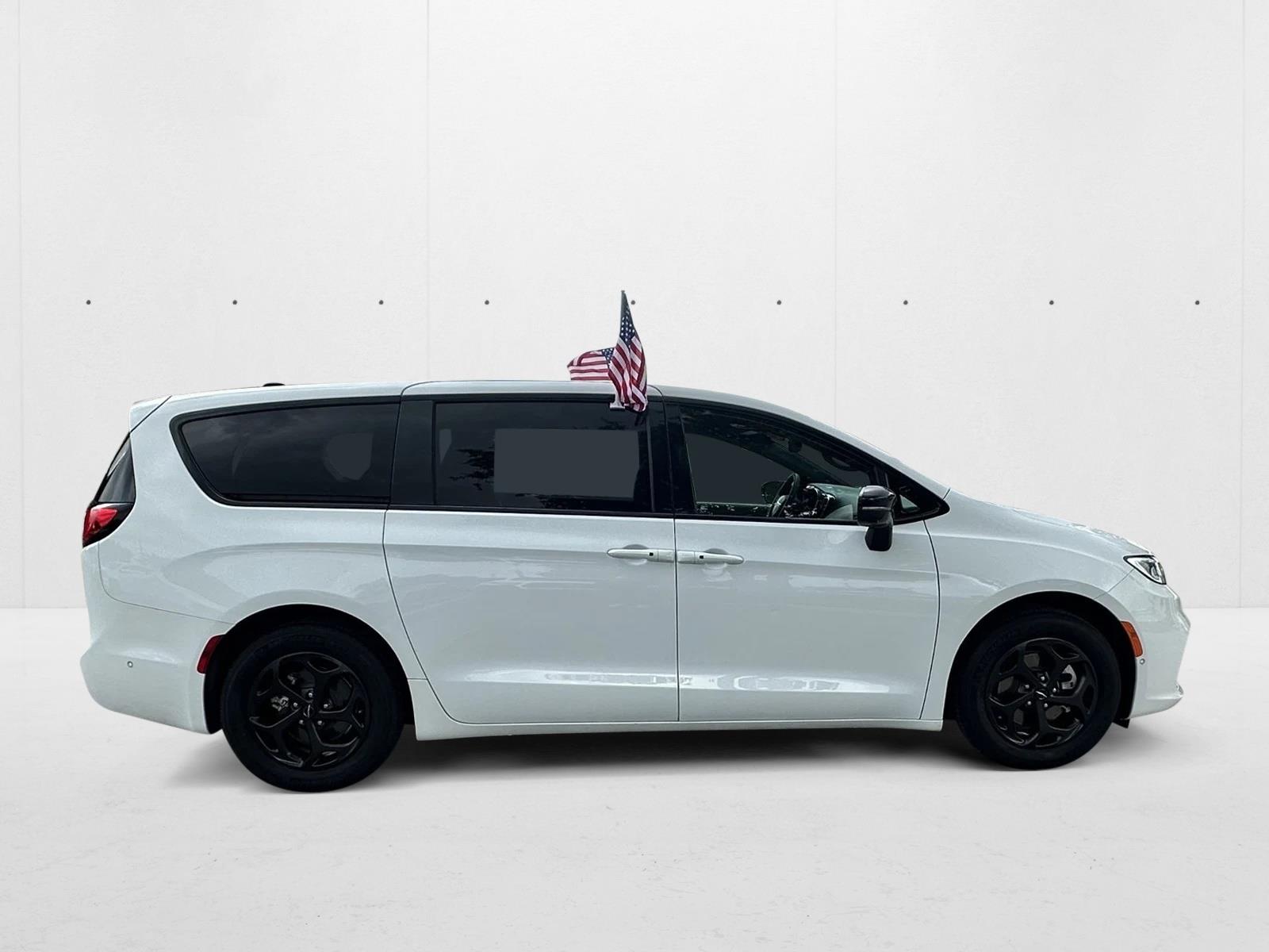 2024 Chrysler Pacifica Hybrid photo 4