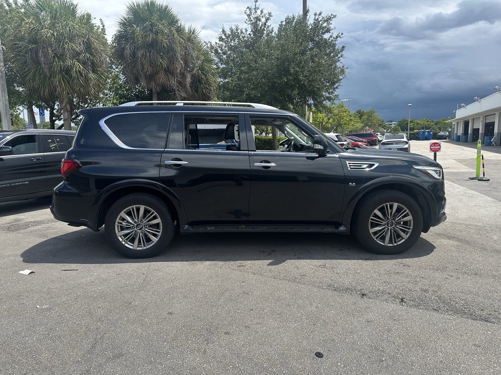 2020 Infiniti QX80 Luxe photo 2