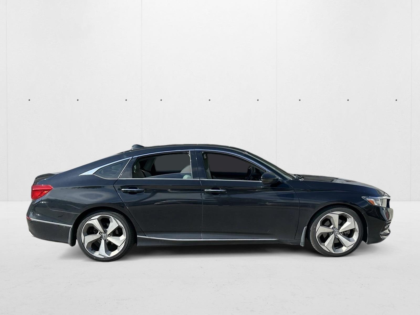 2018 Honda Accord Touring 1.5T photo 4