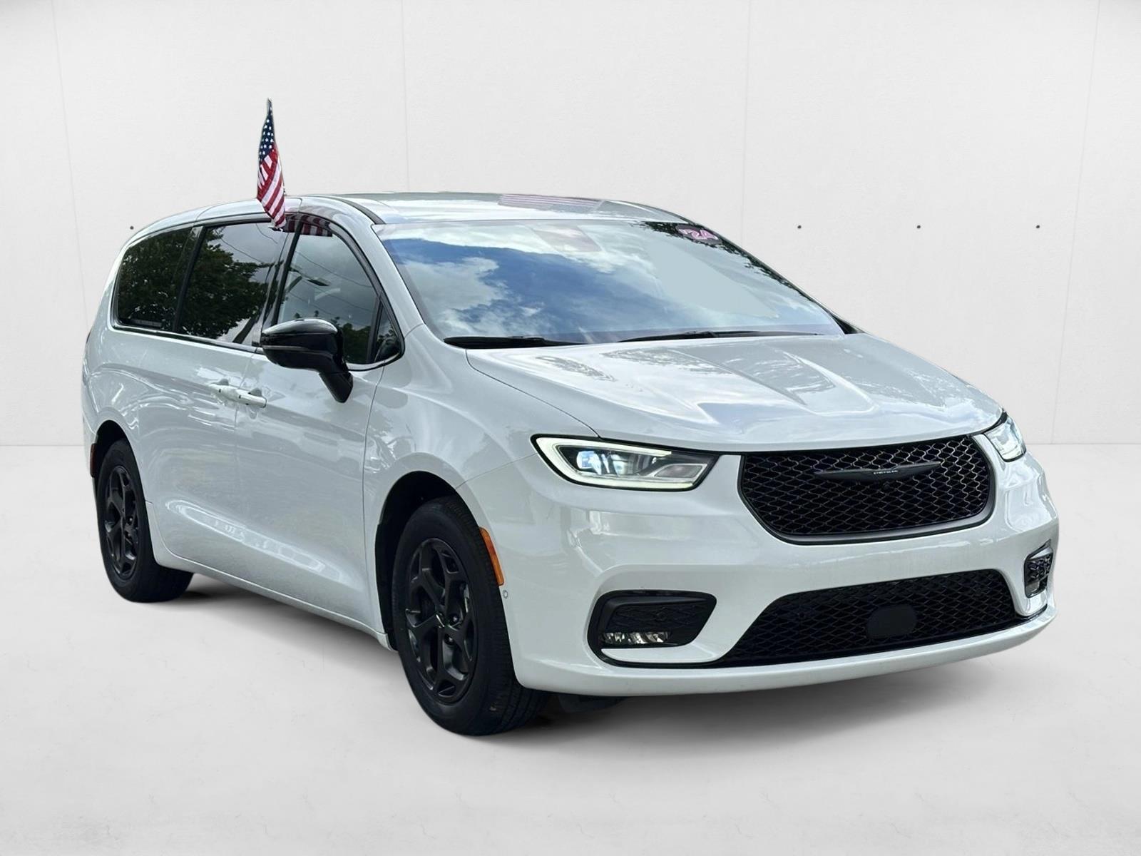 2024 Chrysler Pacifica Hybrid photo 3