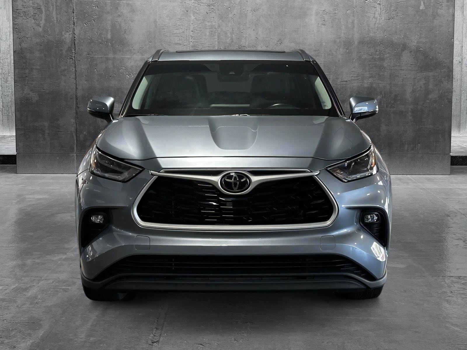 Used 2021 Toyota Highlander XLE with VIN 5TDGZRAH1MS075726 for sale in Hollywood, FL