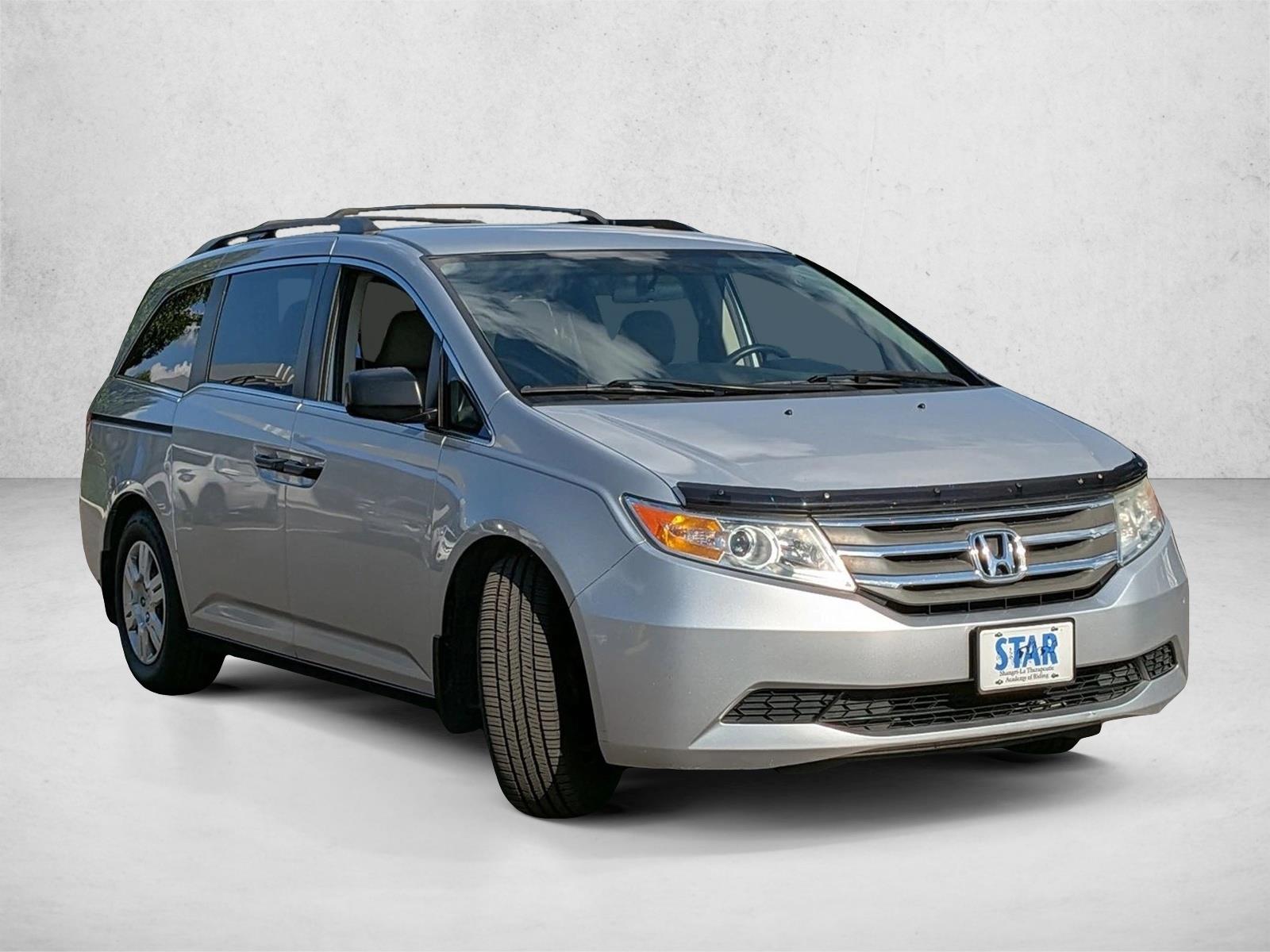 2013 Honda Odyssey LX photo 3