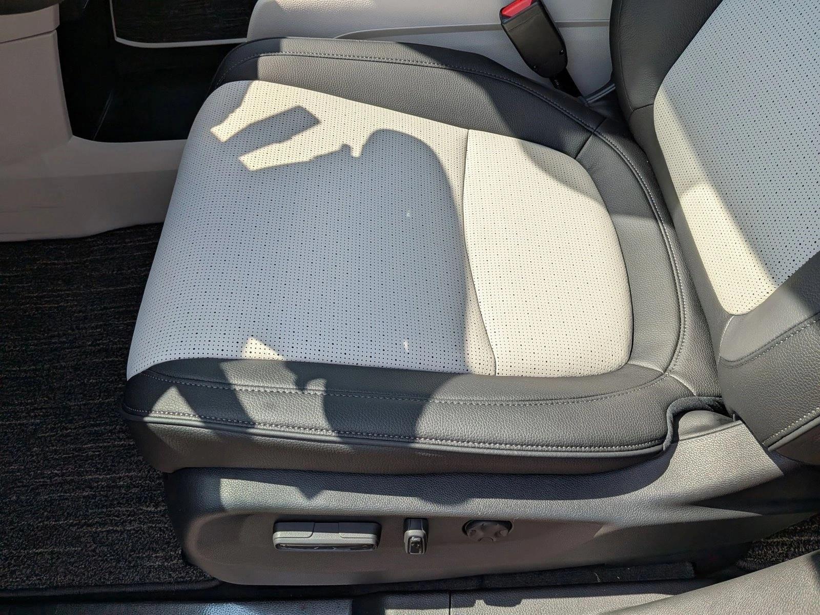 2026 Honda Odyssey Elite photo 4