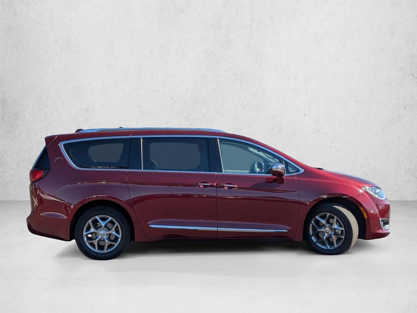 2017 Chrysler Pacifica Limited photo 4