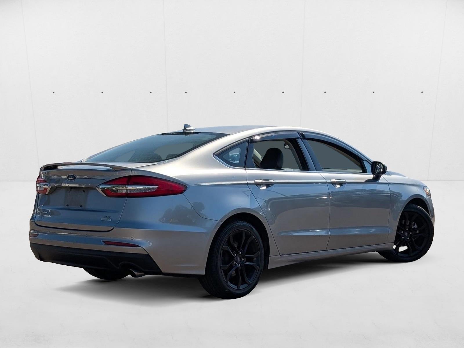 2020 Ford Fusion SE photo 2
