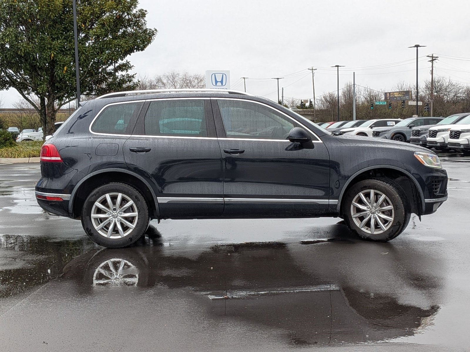 2017 Volkswagen Touareg V6 Sport photo 3