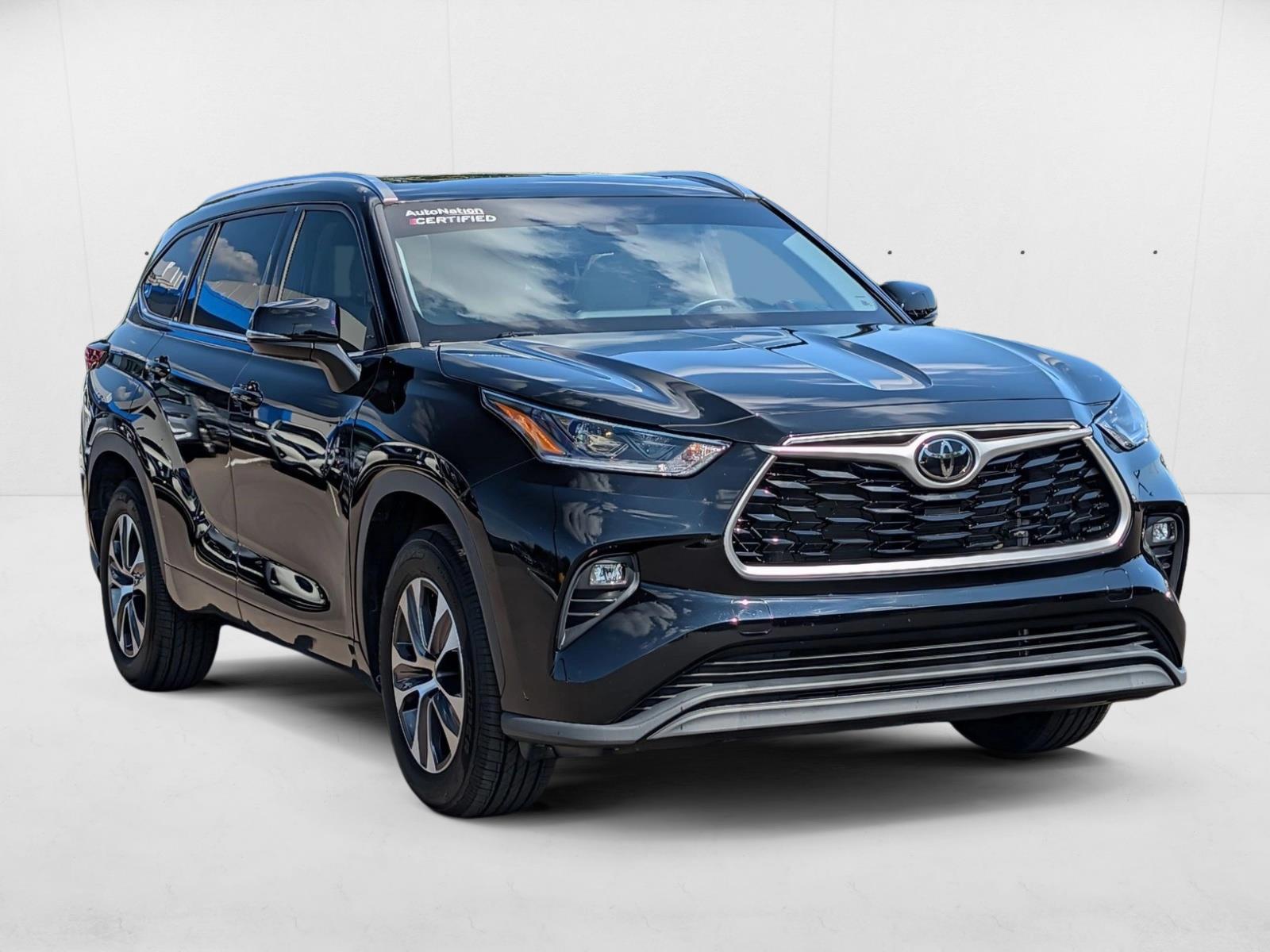 2021 Toyota Highlander XLE photo 3