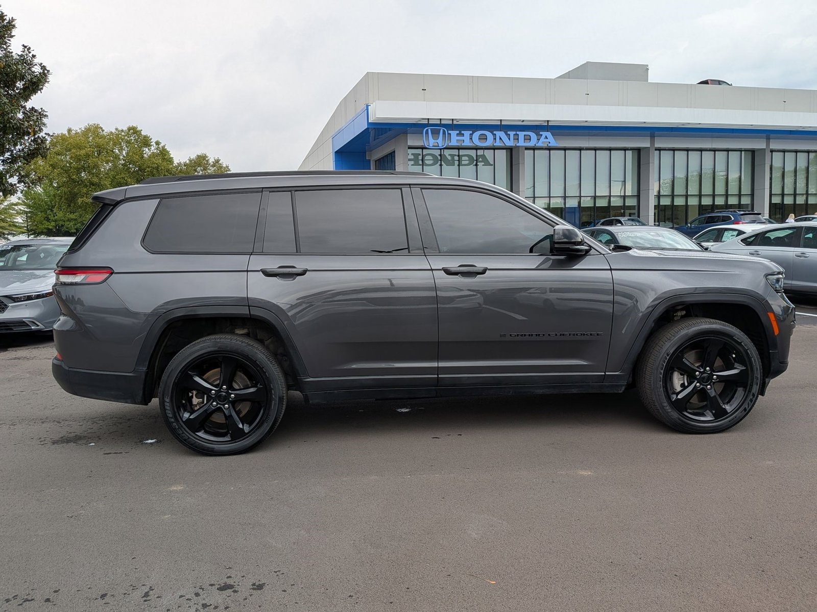 2023 Jeep Grand Cherokee Laredo photo 4