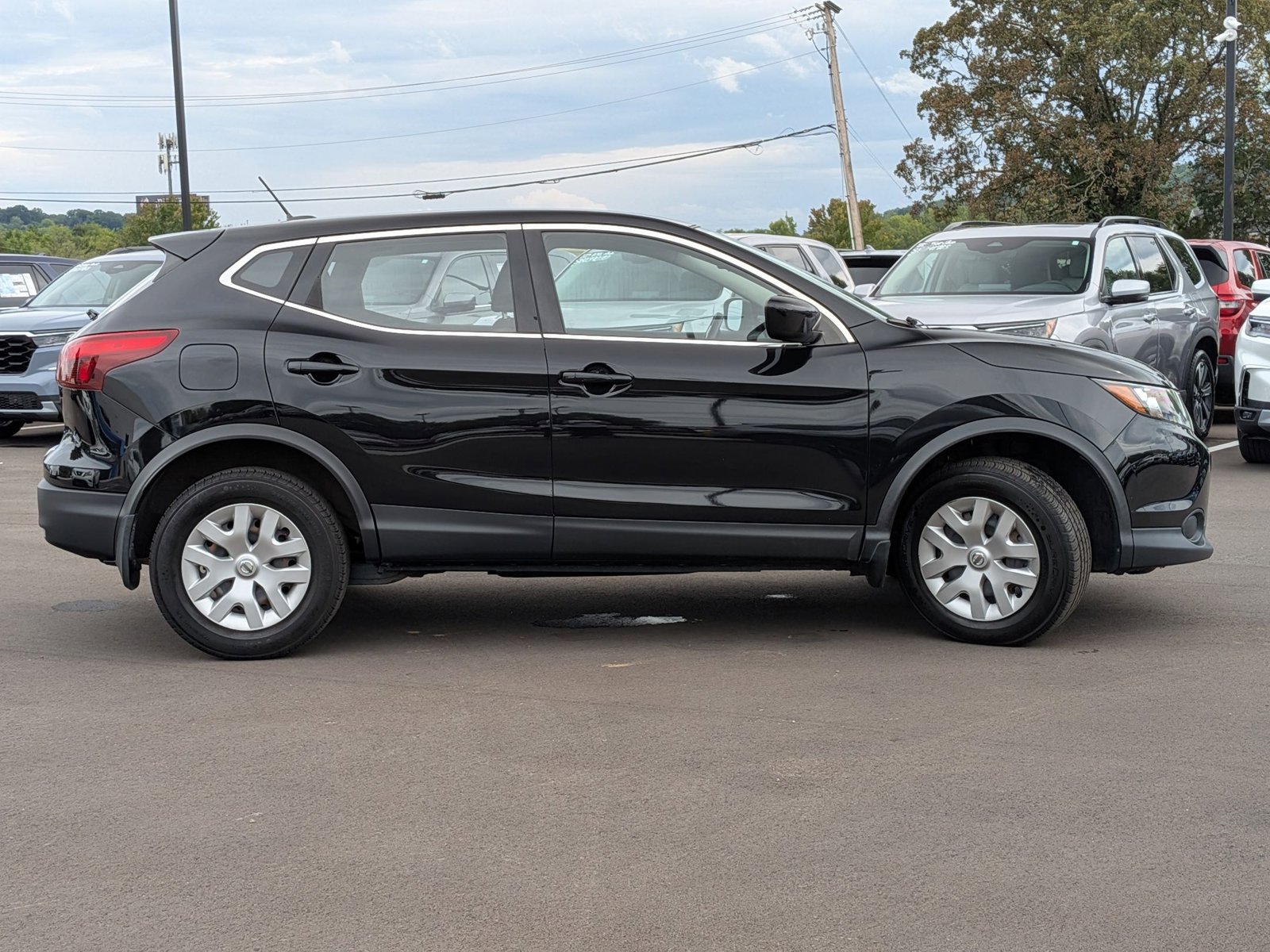2019 Nissan Rogue Sport S photo 2