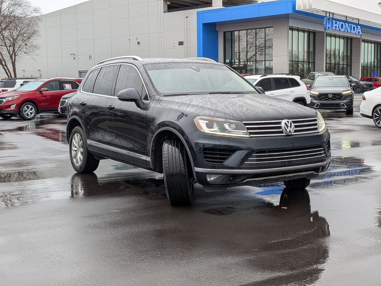 2017 Volkswagen Touareg V6 Sport photo 2