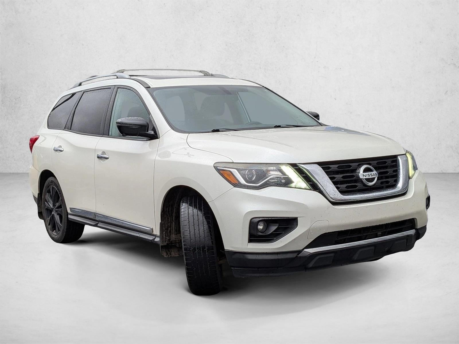 2017 Nissan Pathfinder Platinum photo 3