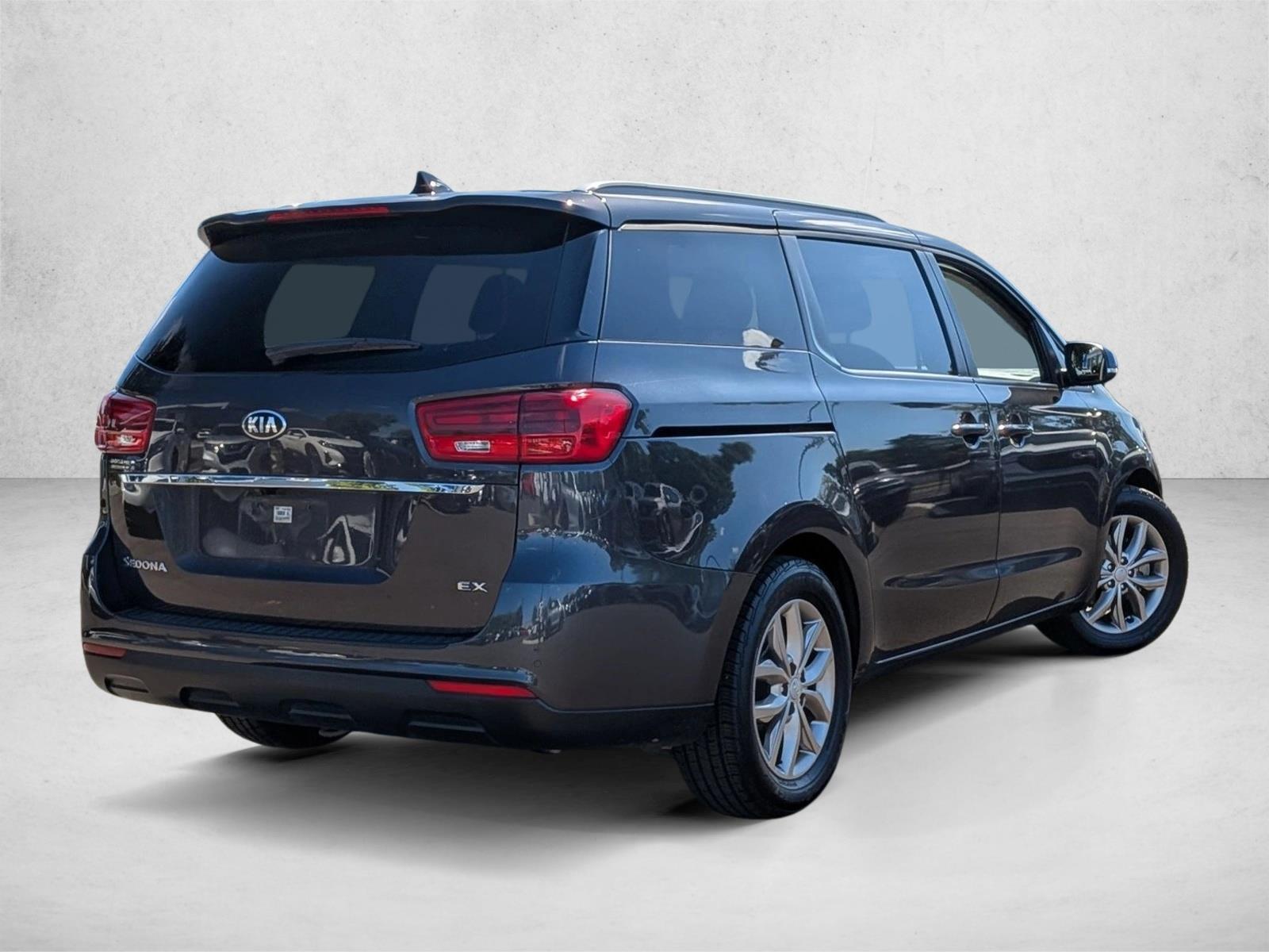 2021 Kia Sedona EX photo 2
