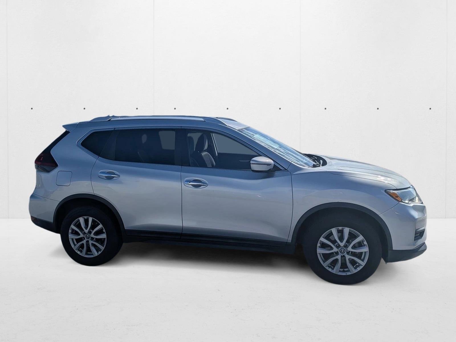 2019 Nissan Rogue SV photo 4