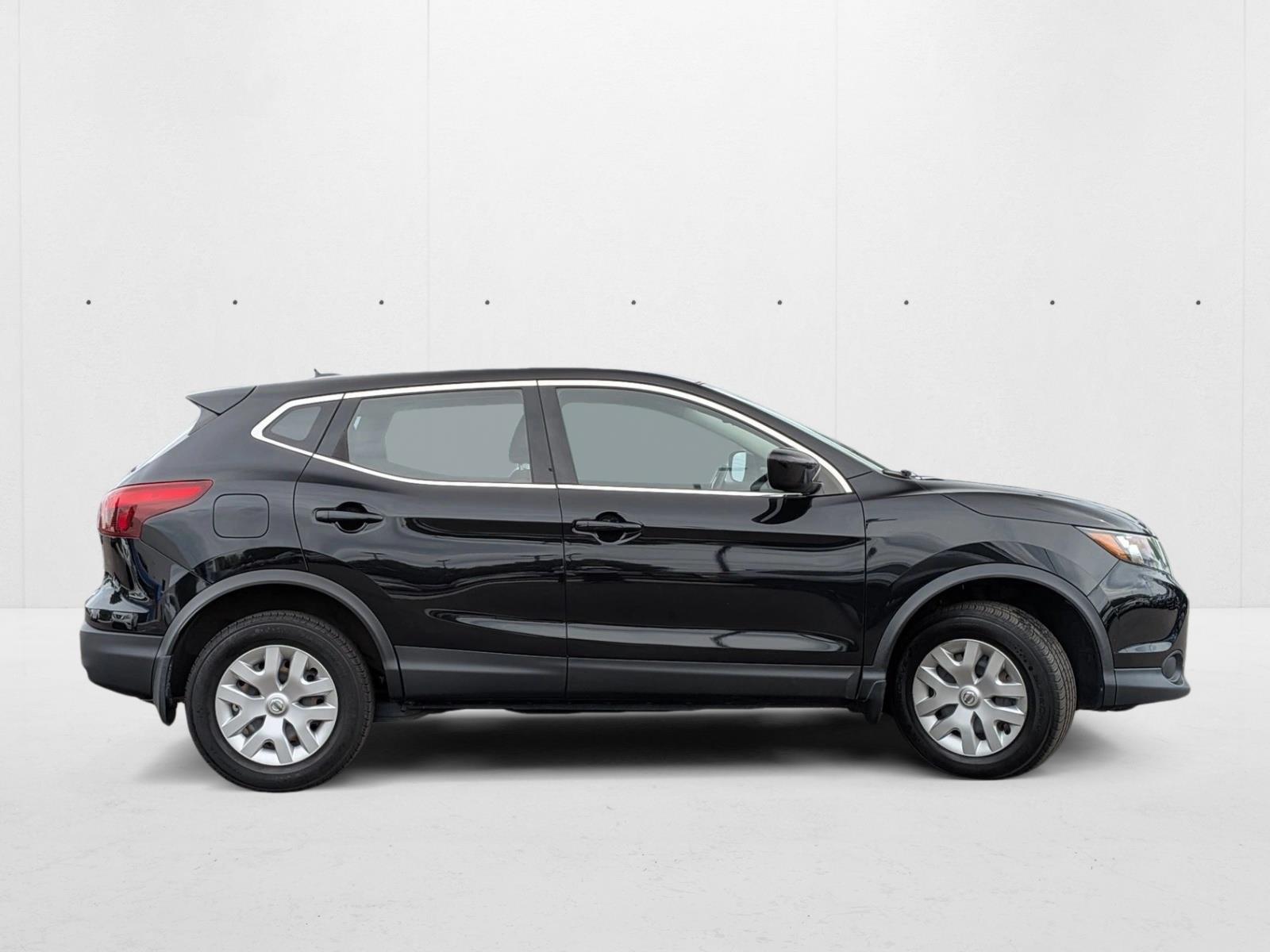 2019 Nissan Rogue Sport S photo 2