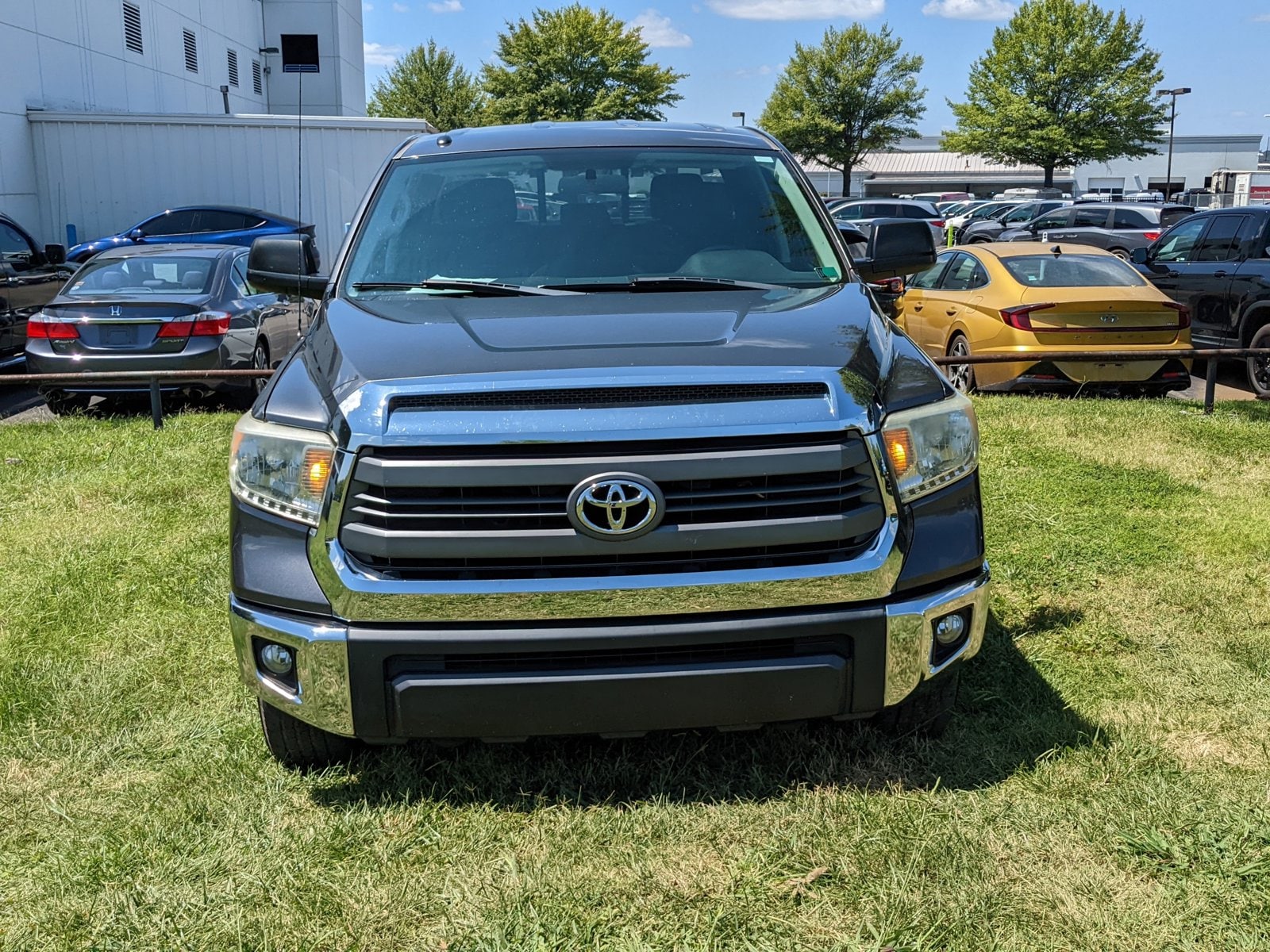 Used 2014 Toyota Tundra SR5 with VIN 5TFUW5F17EX327913 for sale in Knoxville, TN