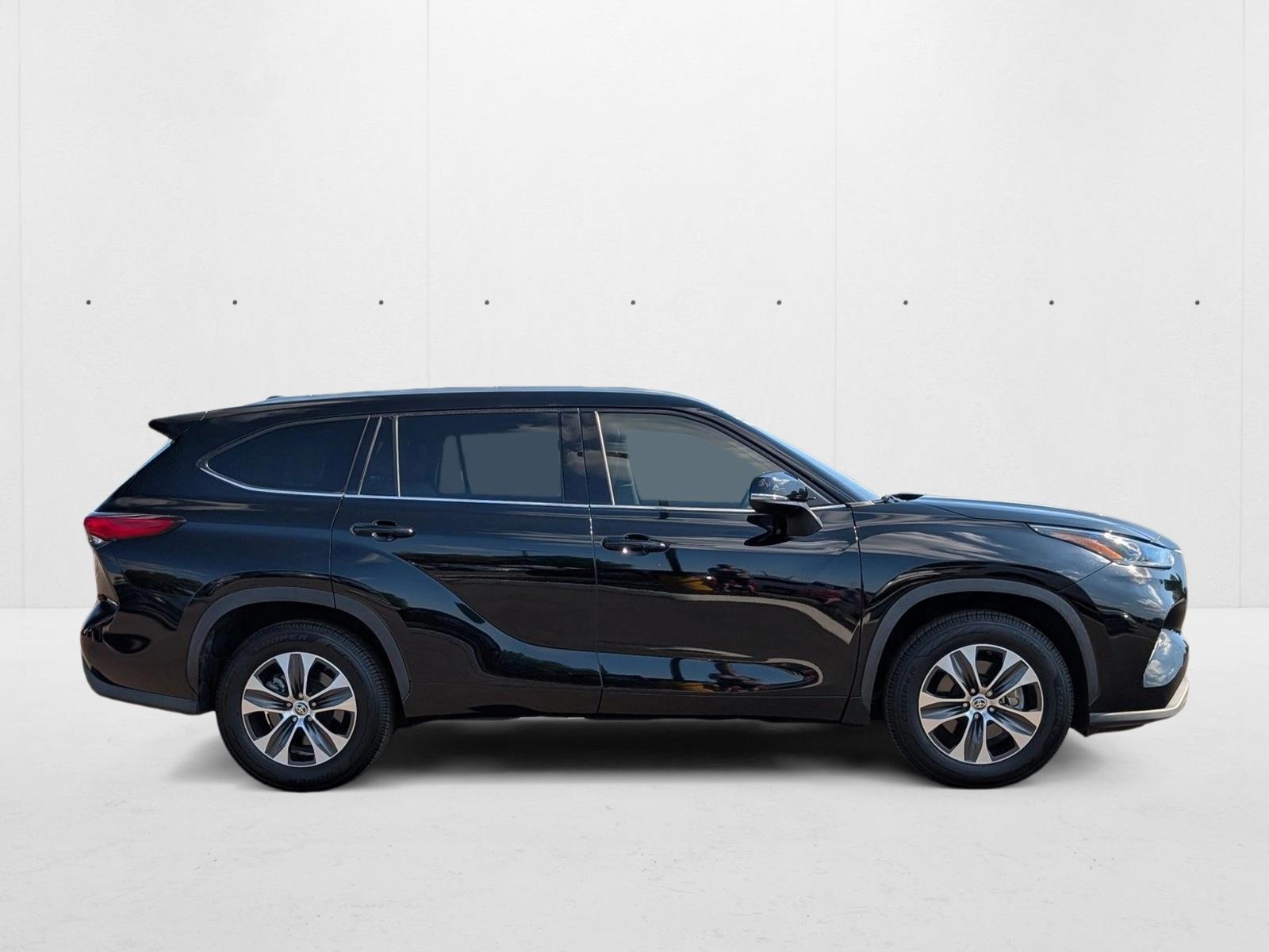2021 Toyota Highlander XLE photo 4