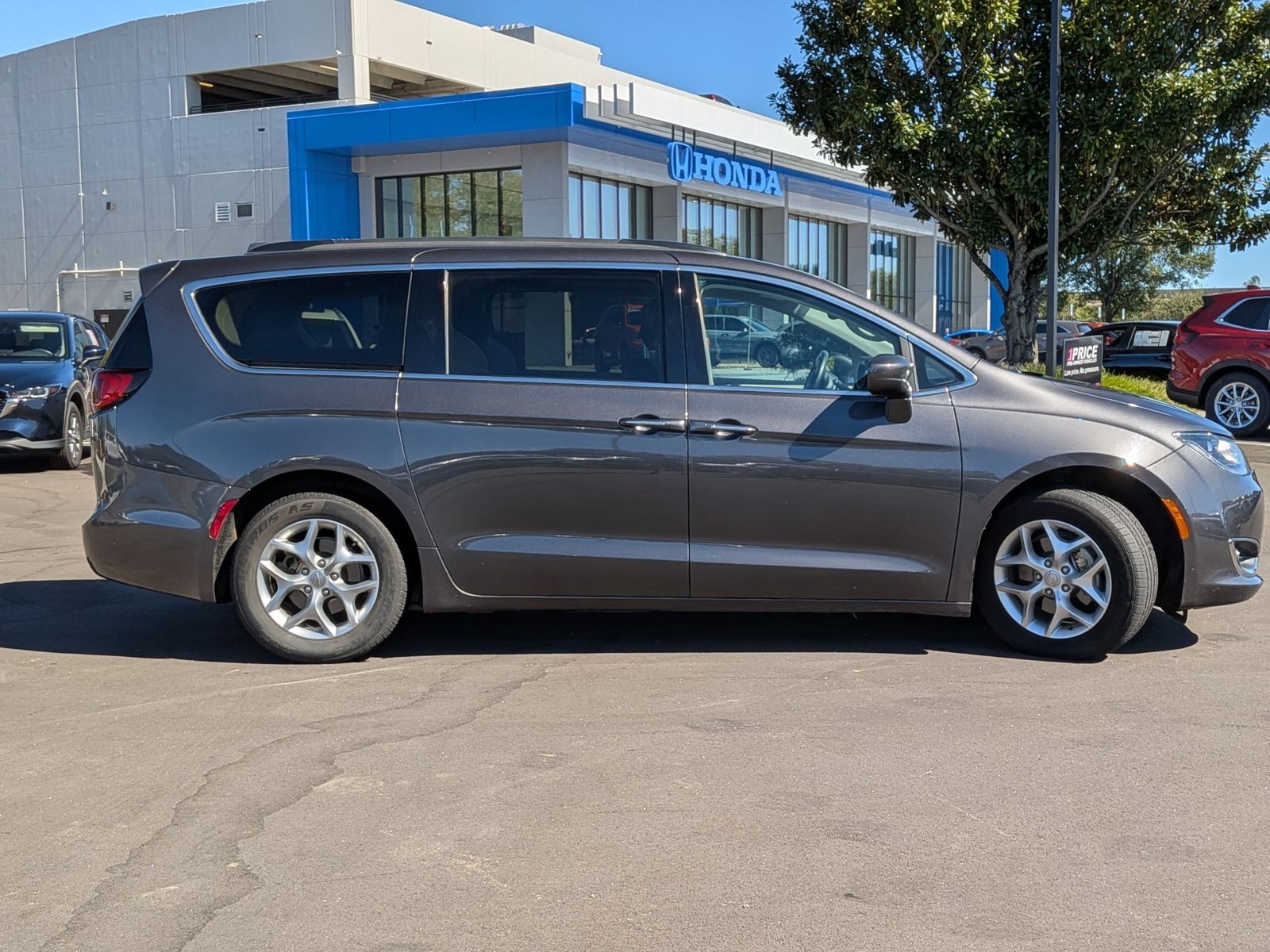 2020 Chrysler Pacifica Touring photo 4