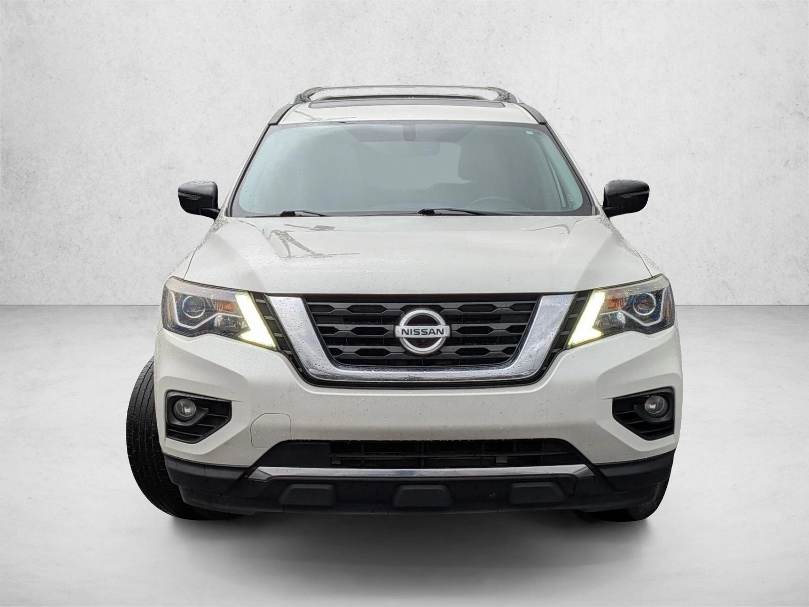 2017 Nissan Pathfinder Platinum photo 2