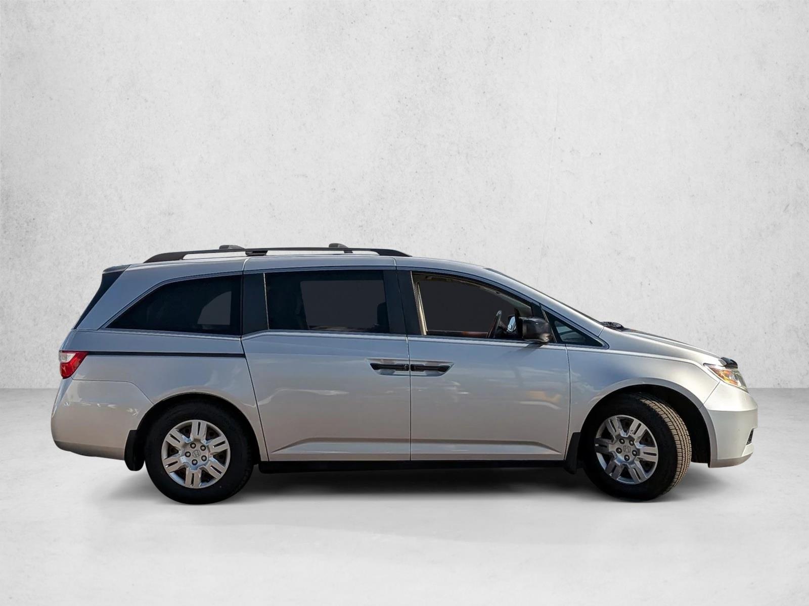 2013 Honda Odyssey LX photo 4