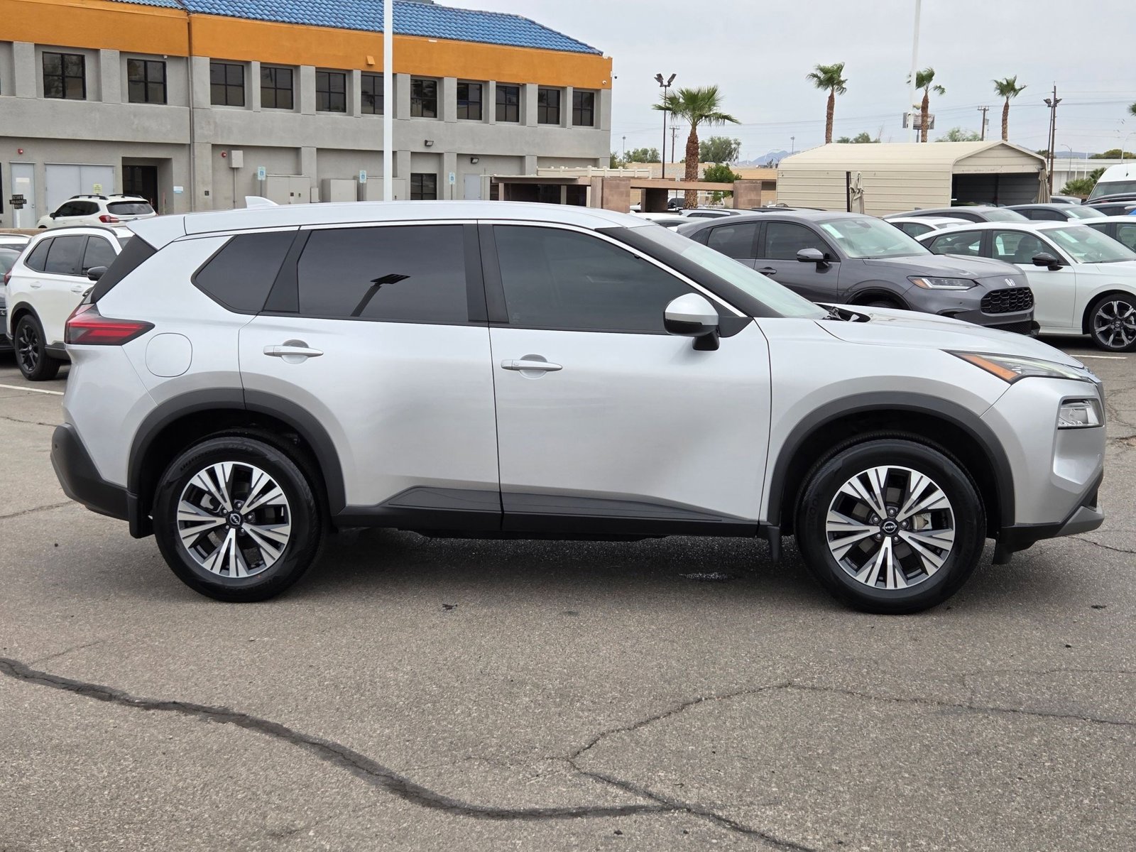 2022 Nissan Rogue SV photo 4