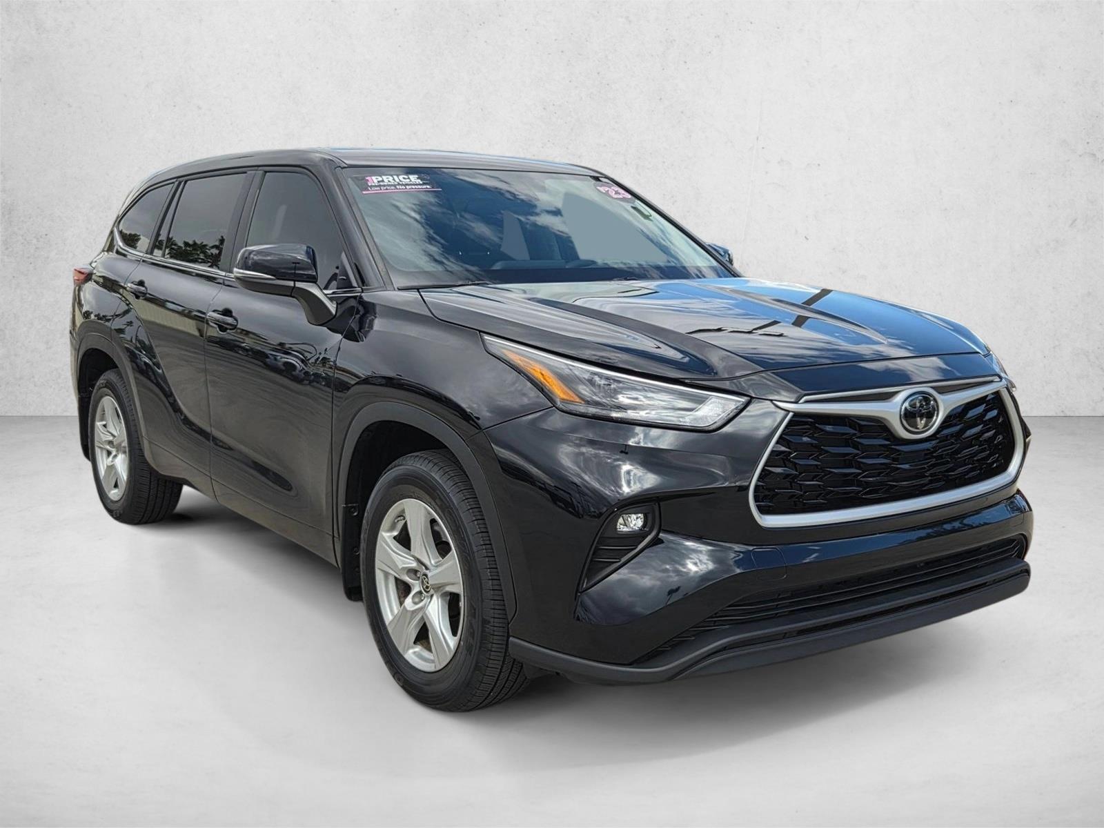 2023 Toyota Highlander LE photo 3