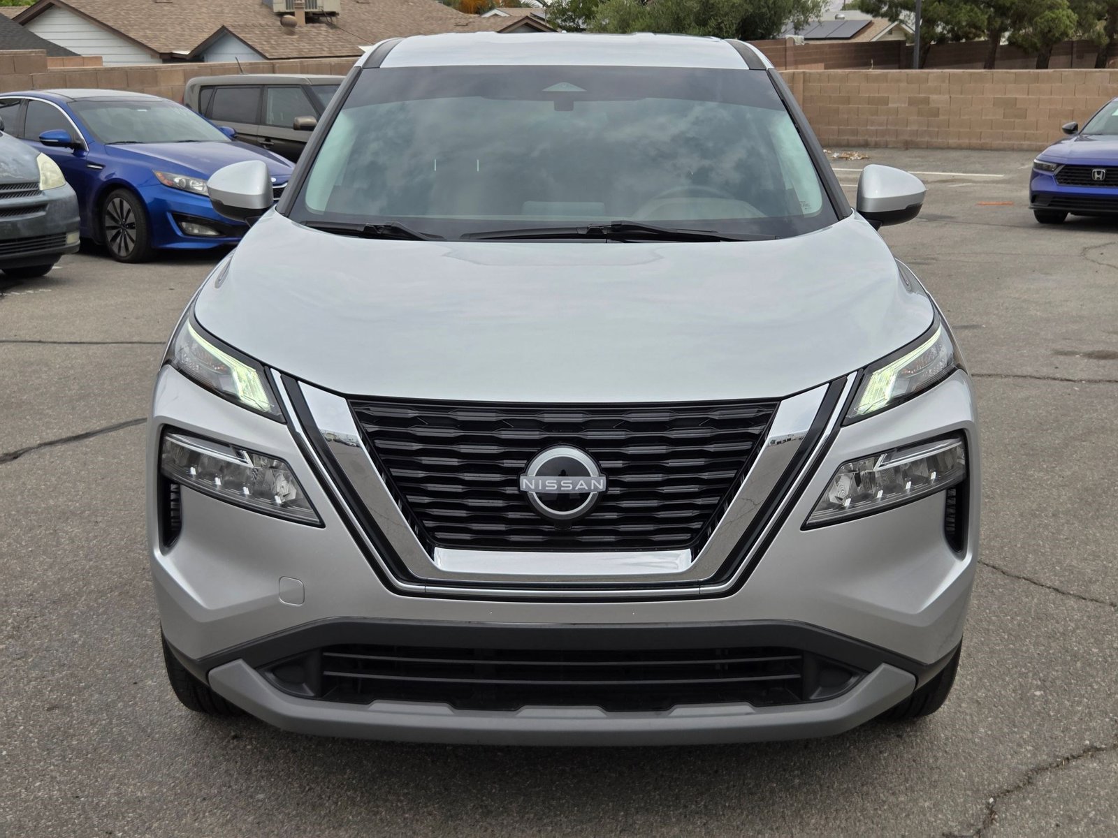 2022 Nissan Rogue SV photo 2