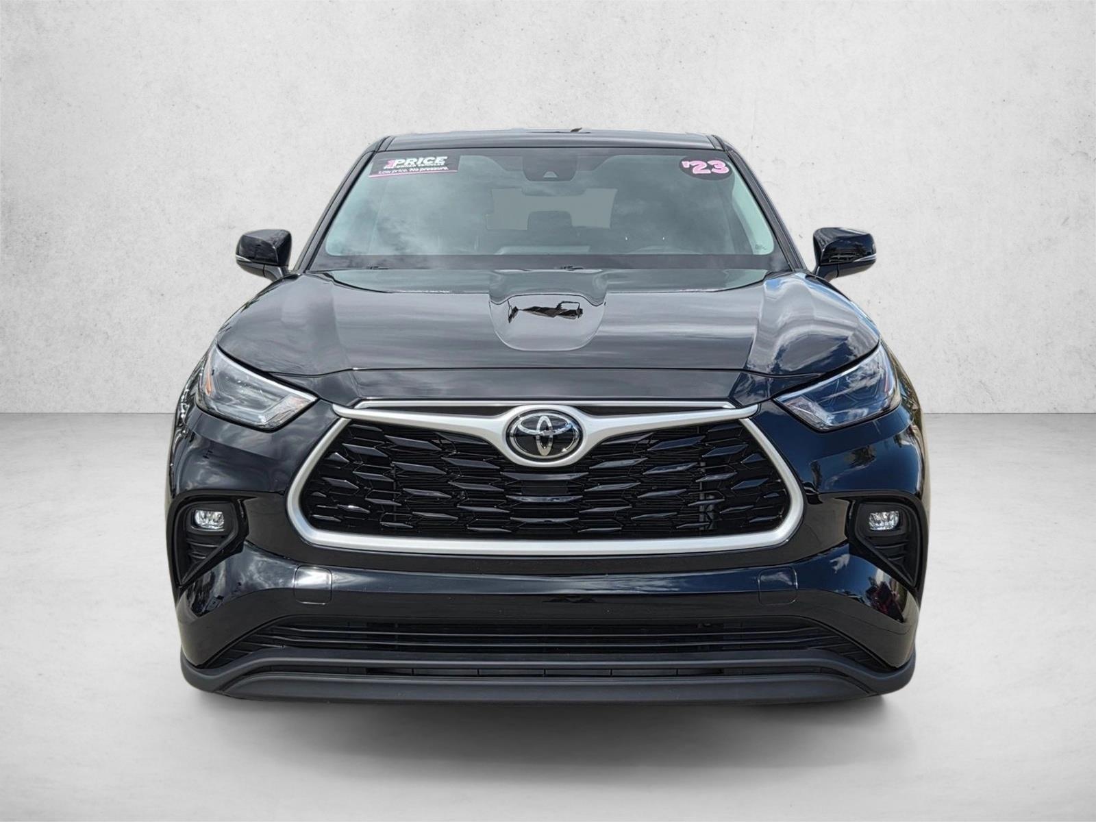 2023 Toyota Highlander LE photo 2