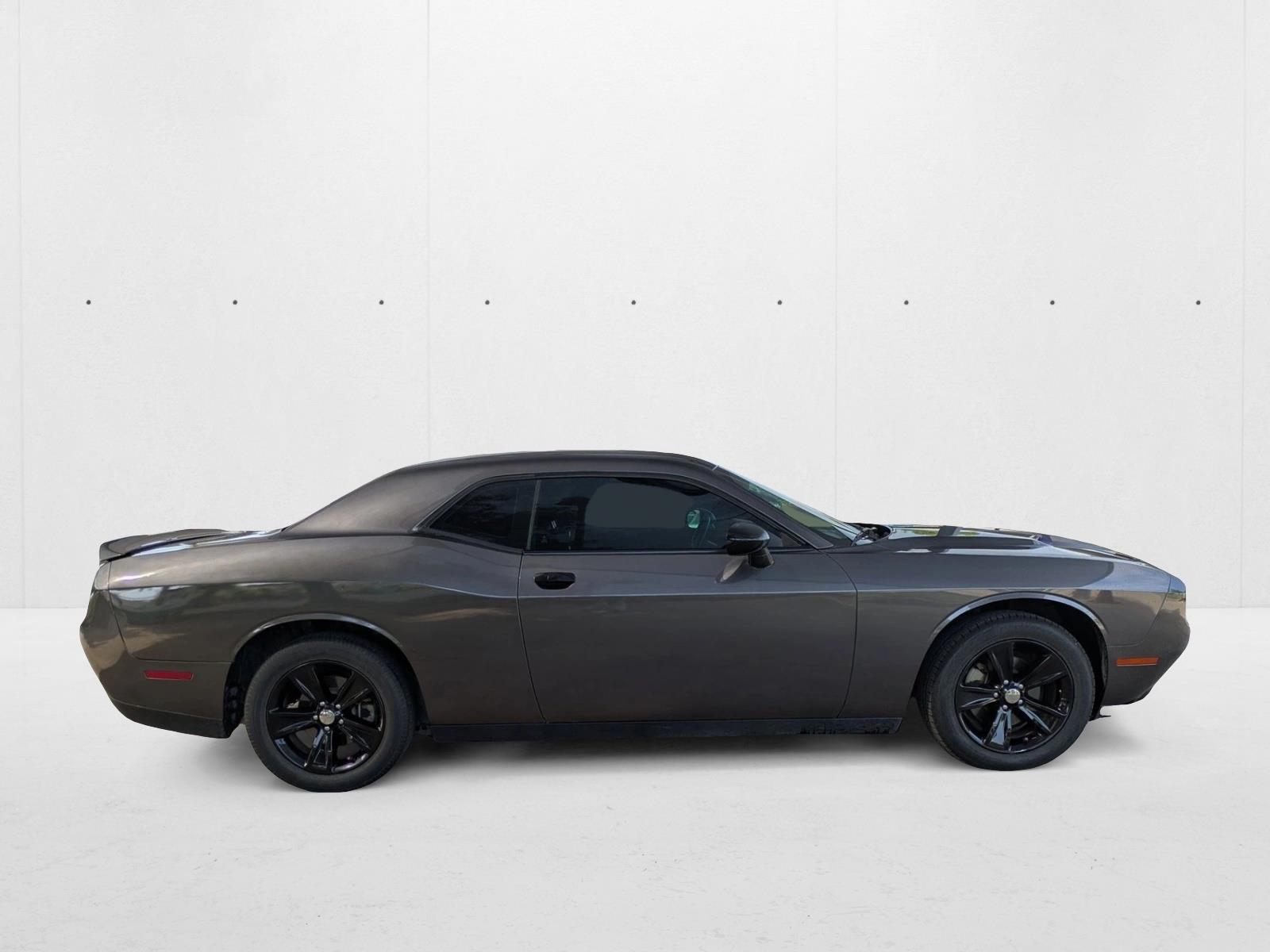 2021 Dodge Challenger SXT photo 4