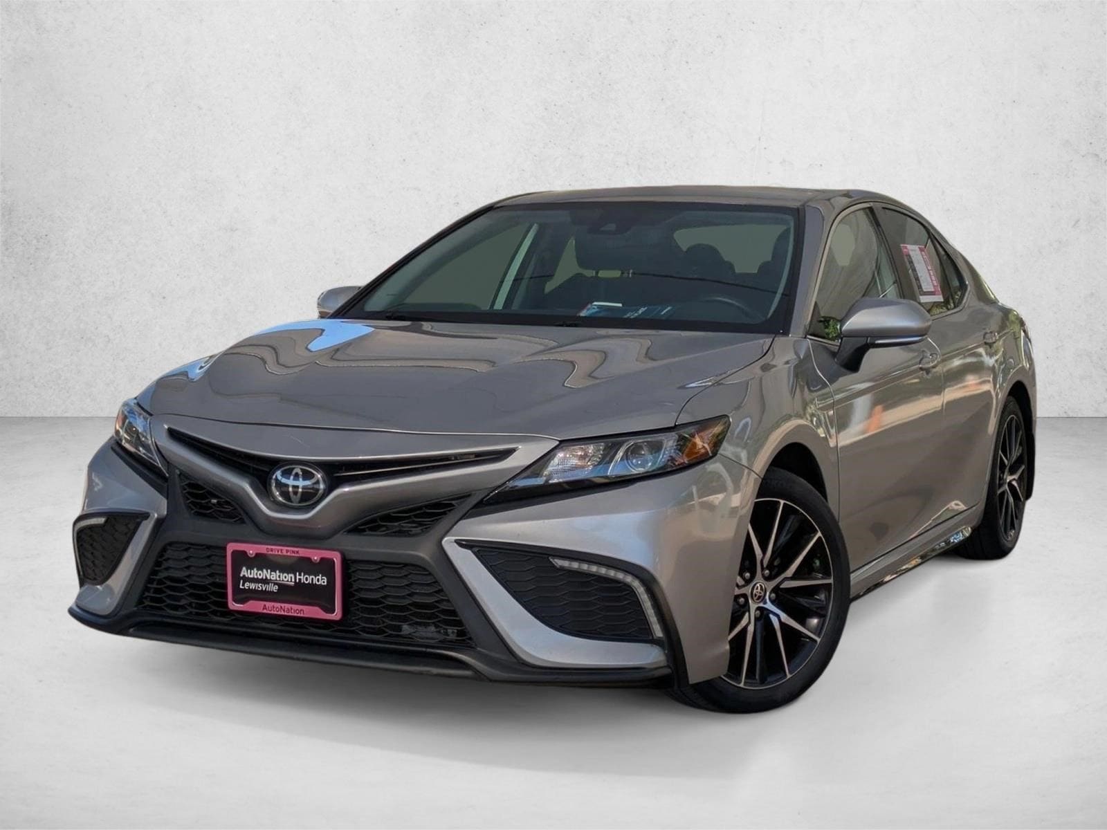 2024 Toyota Camry SE's photo