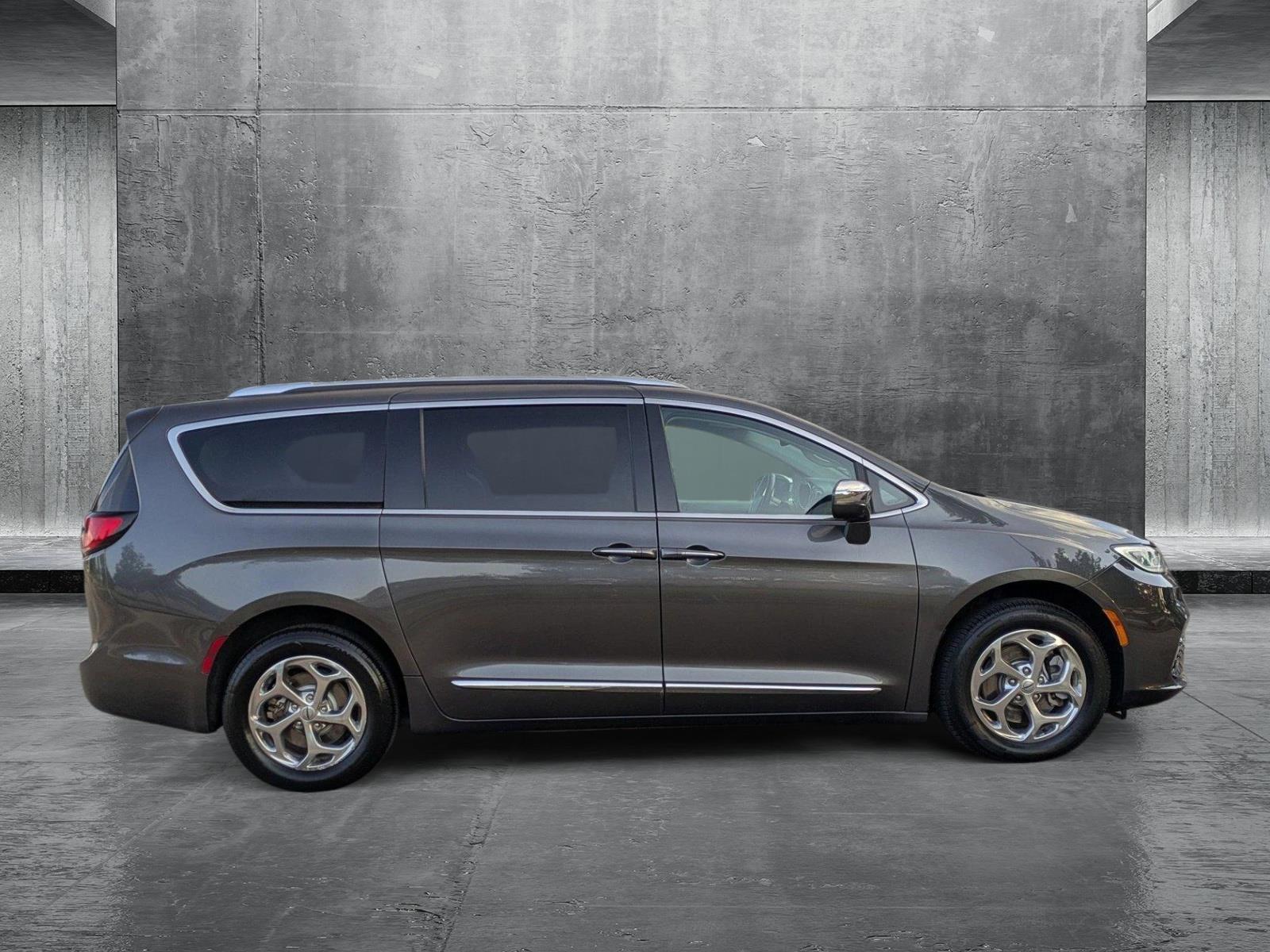 2021 Chrysler Pacifica Limited photo 4