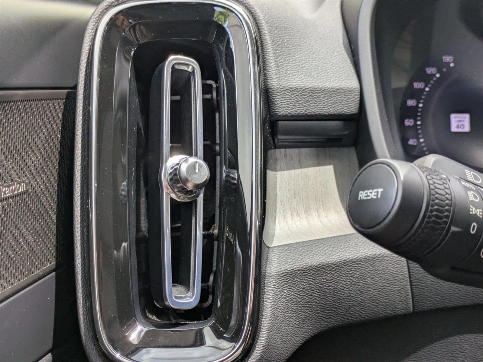 2023 Volvo XC40 Plus - Photo 16