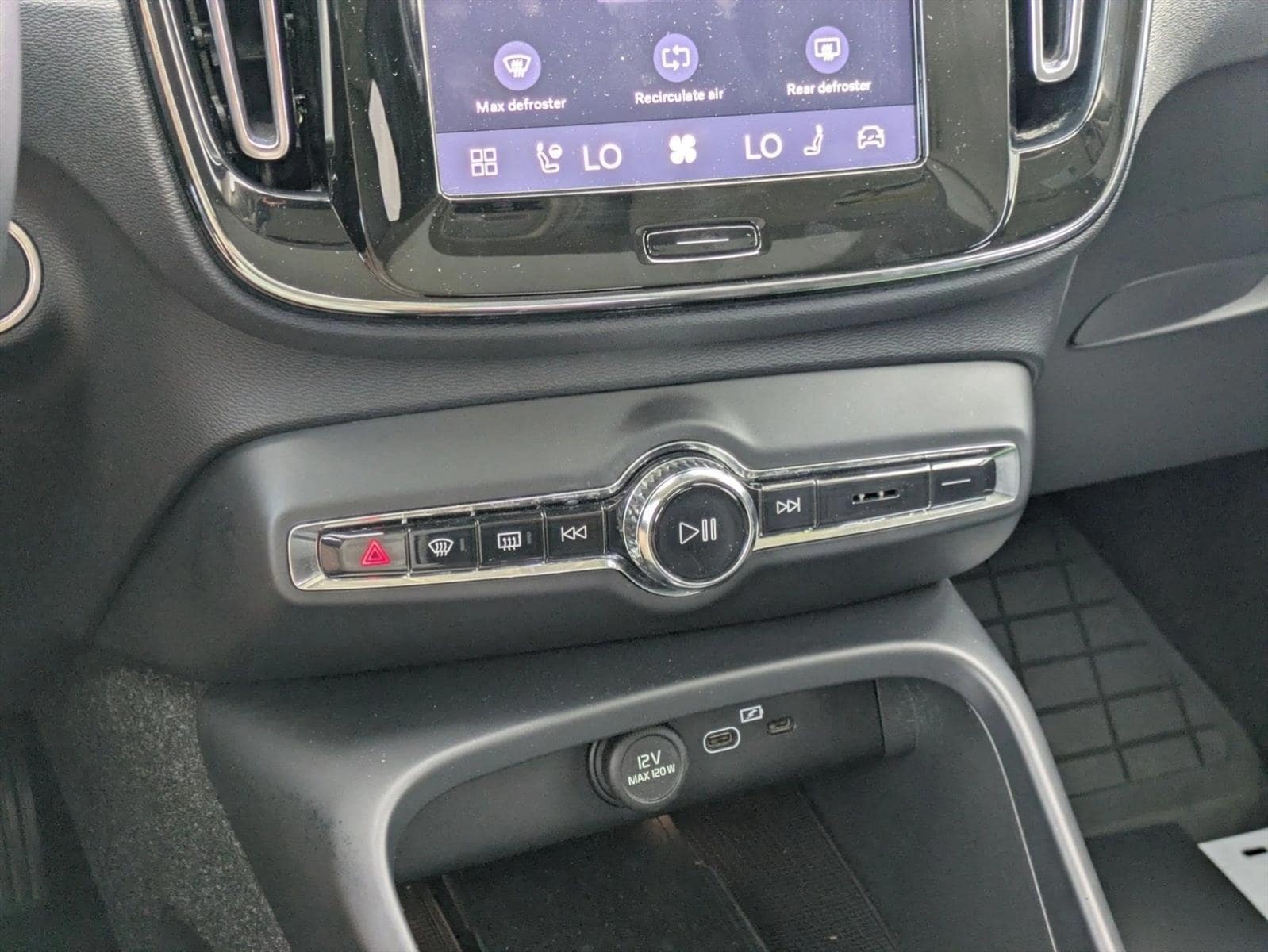 2023 Volvo XC40 Plus - Photo 13
