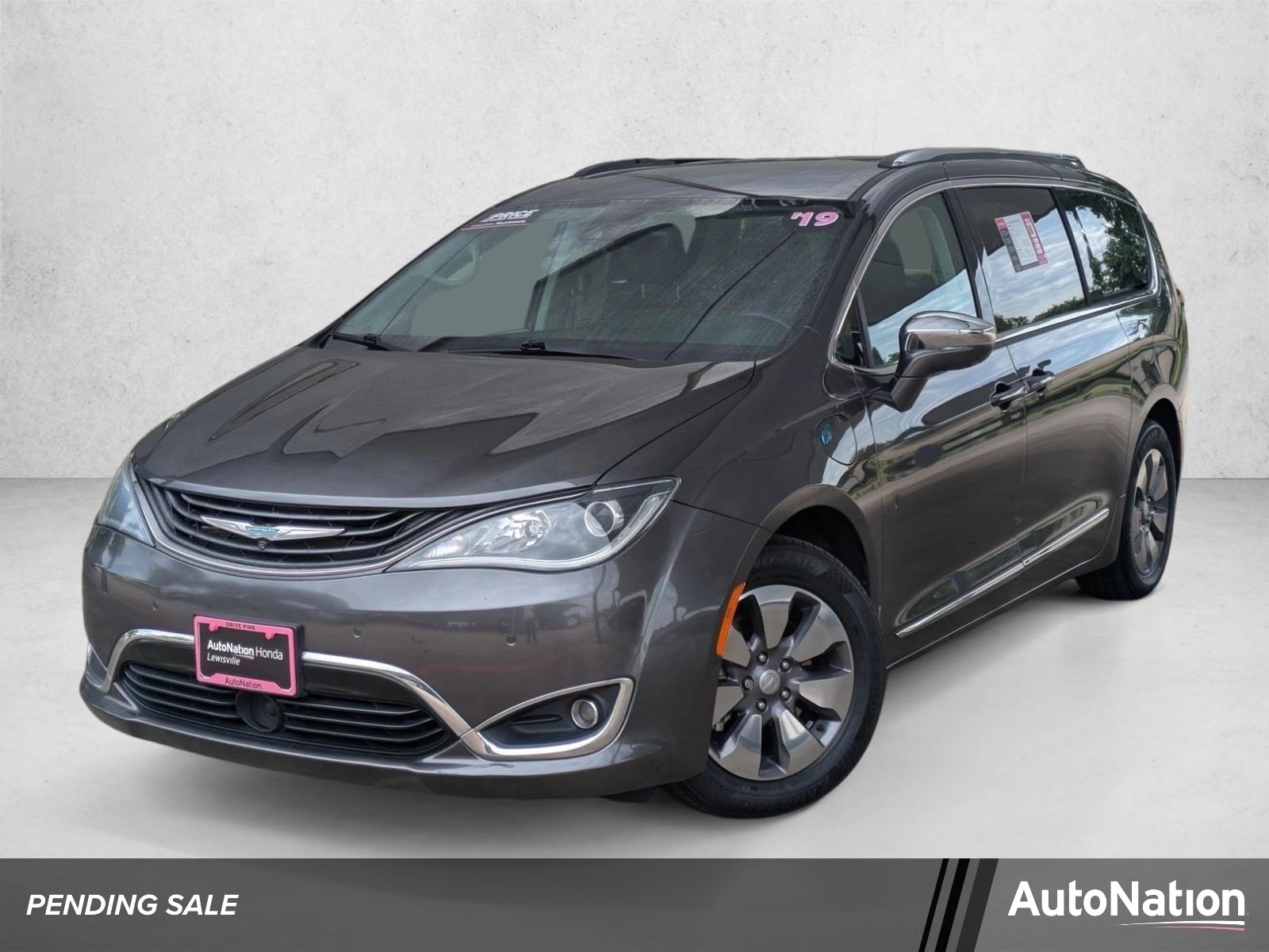 2019 Chrysler Pacifica Hybrid Limited's photo