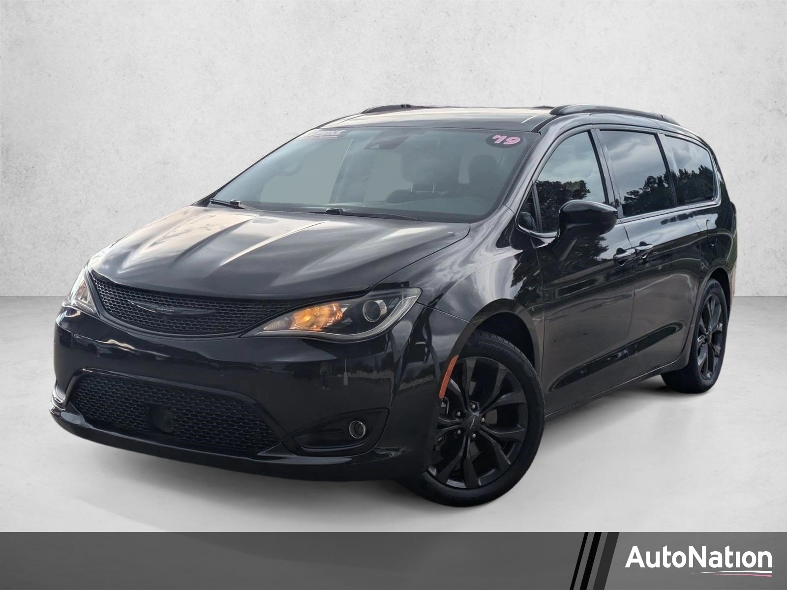 2019 Chrysler Pacifica Touring L's photo