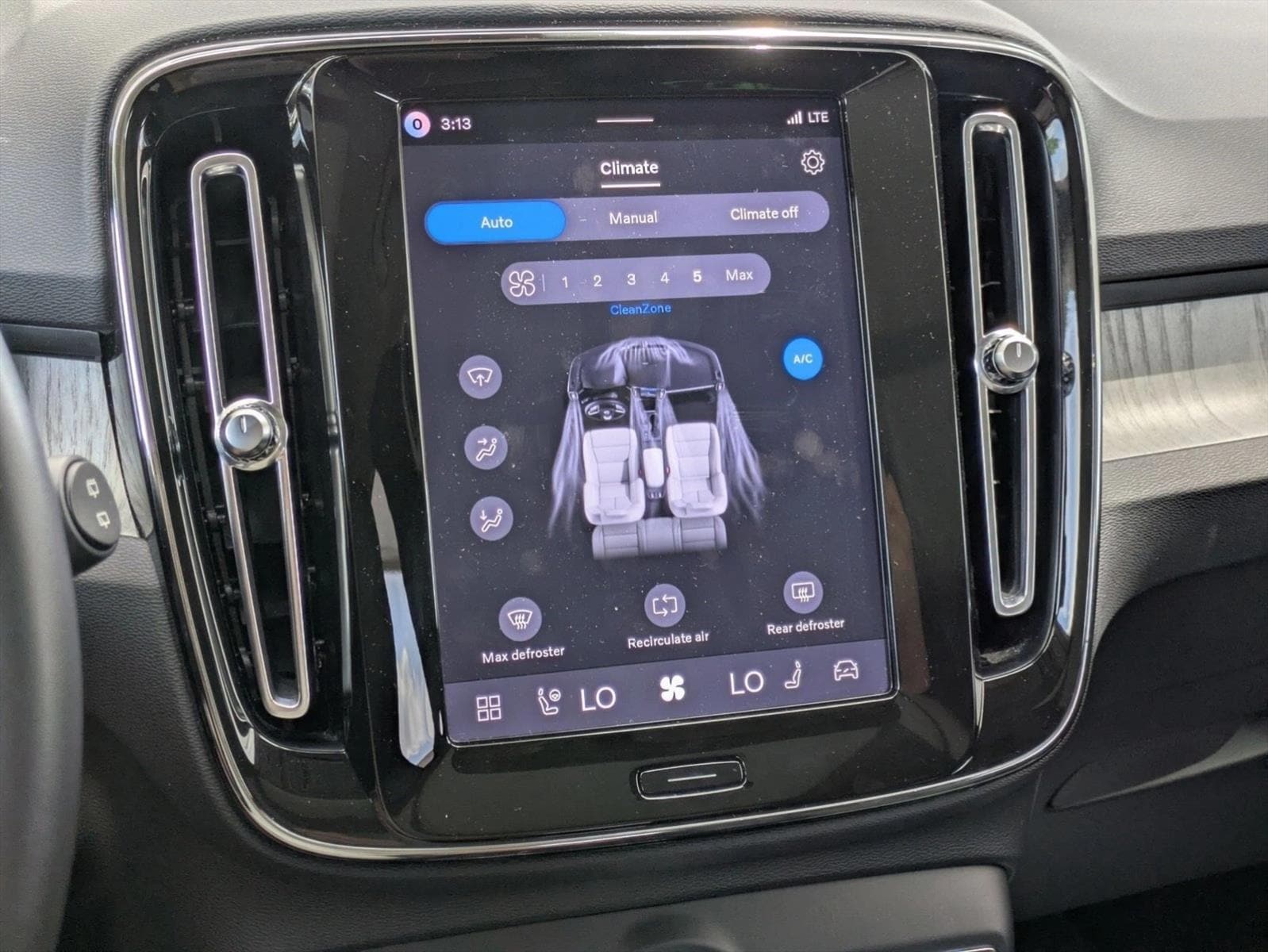 2023 Volvo XC40 Plus - Photo 14
