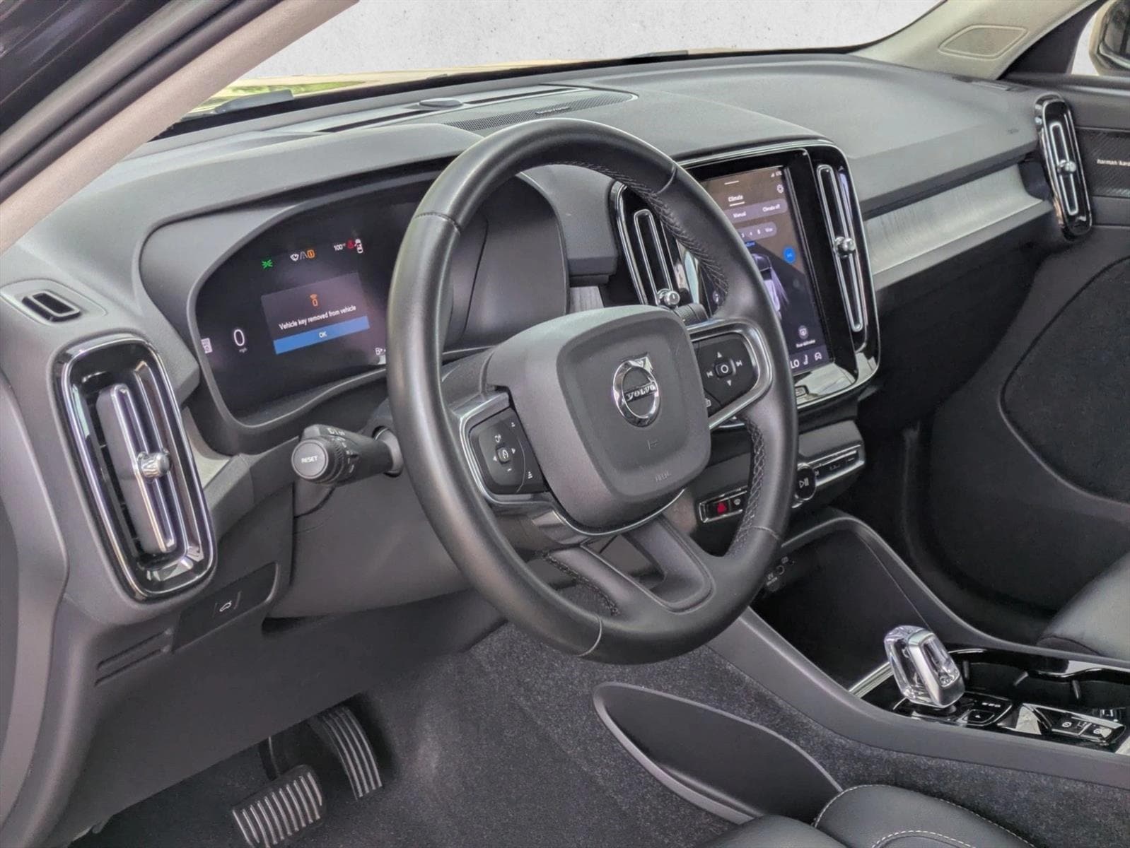 2023 Volvo XC40 Plus - Photo 10