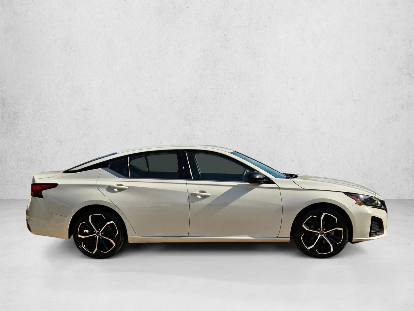 2023 Nissan Altima 2.5 SR photo 4