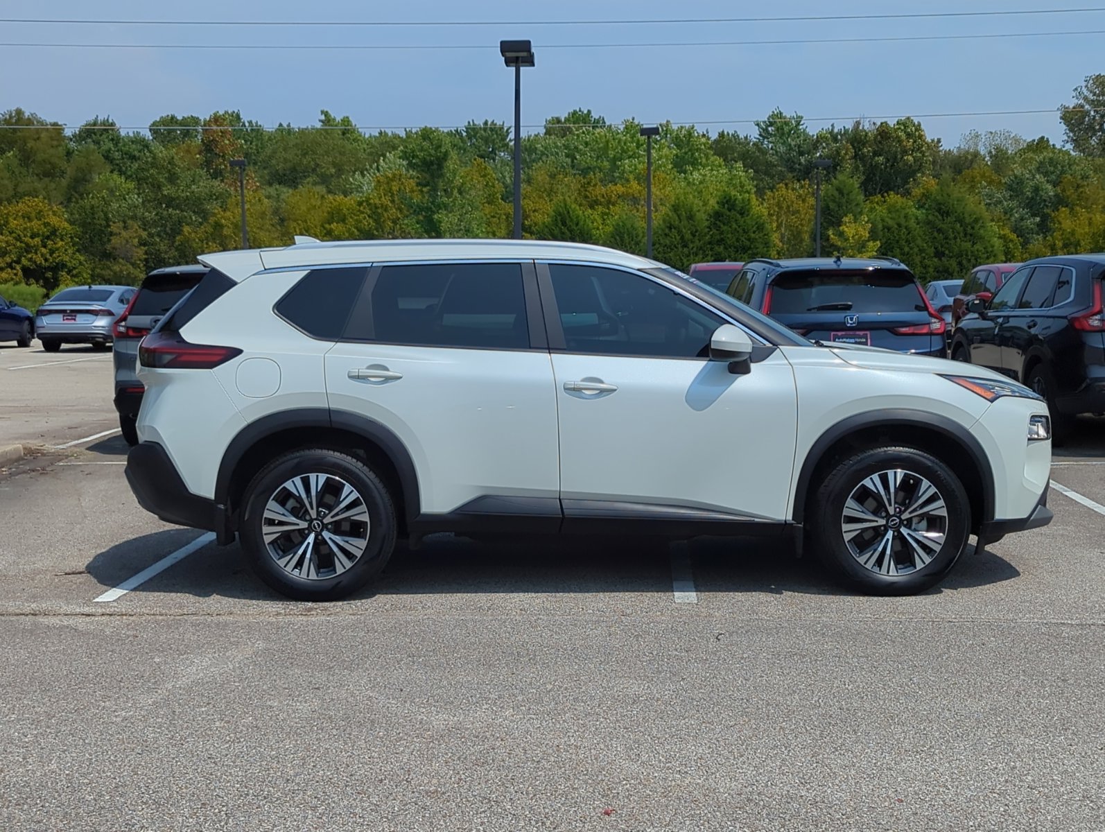2023 Nissan Rogue SV photo 3