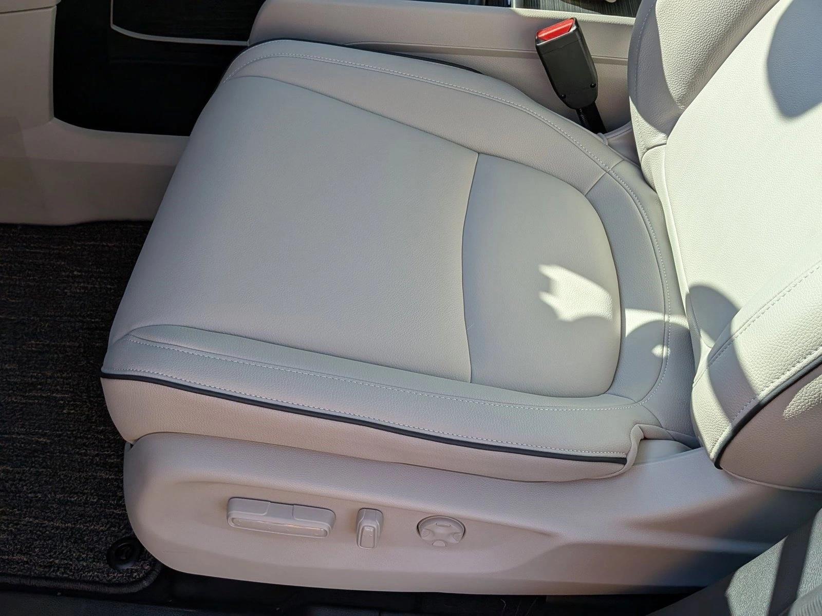 2026 Honda Odyssey Touring photo 4