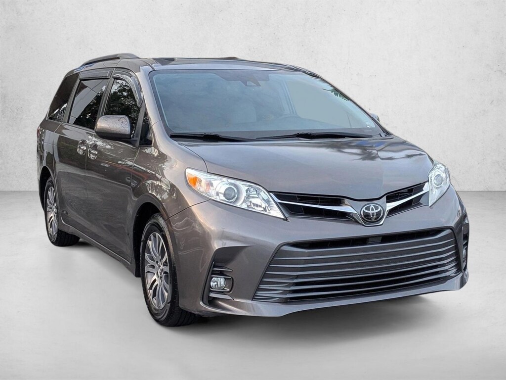 Used 2018 Toyota Sienna XLE 8 Passenger Van Passenger Van