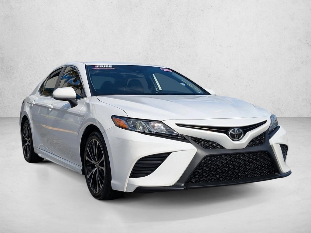 Used 2020 Toyota Camry SE Sedan